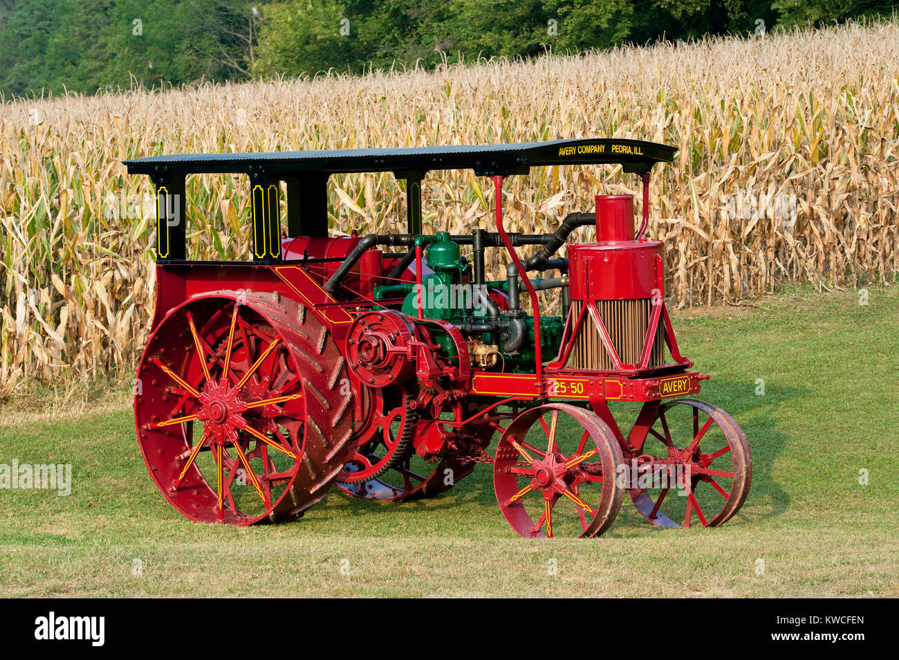 1923 MODÈLE AVERY 25-50 TRACTEUR AVEC L'ENTREPRENEUR ET L'AUVENT COMPLET RADIATEUR ROND Banque D'Images