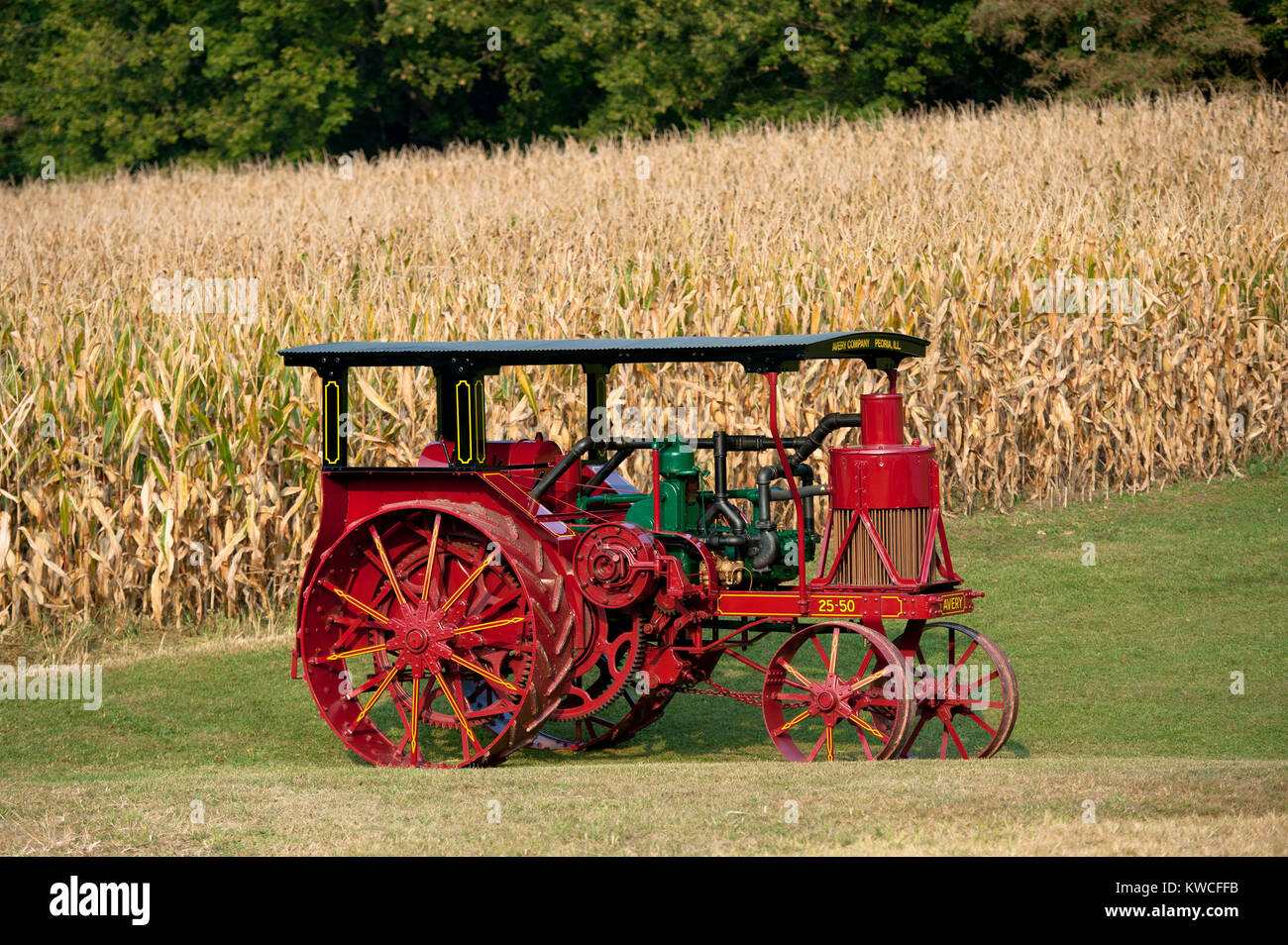 1923 MODÈLE AVERY 25-50 TRACTEUR AVEC L'ENTREPRENEUR ET L'AUVENT COMPLET RADIATEUR ROND Banque D'Images