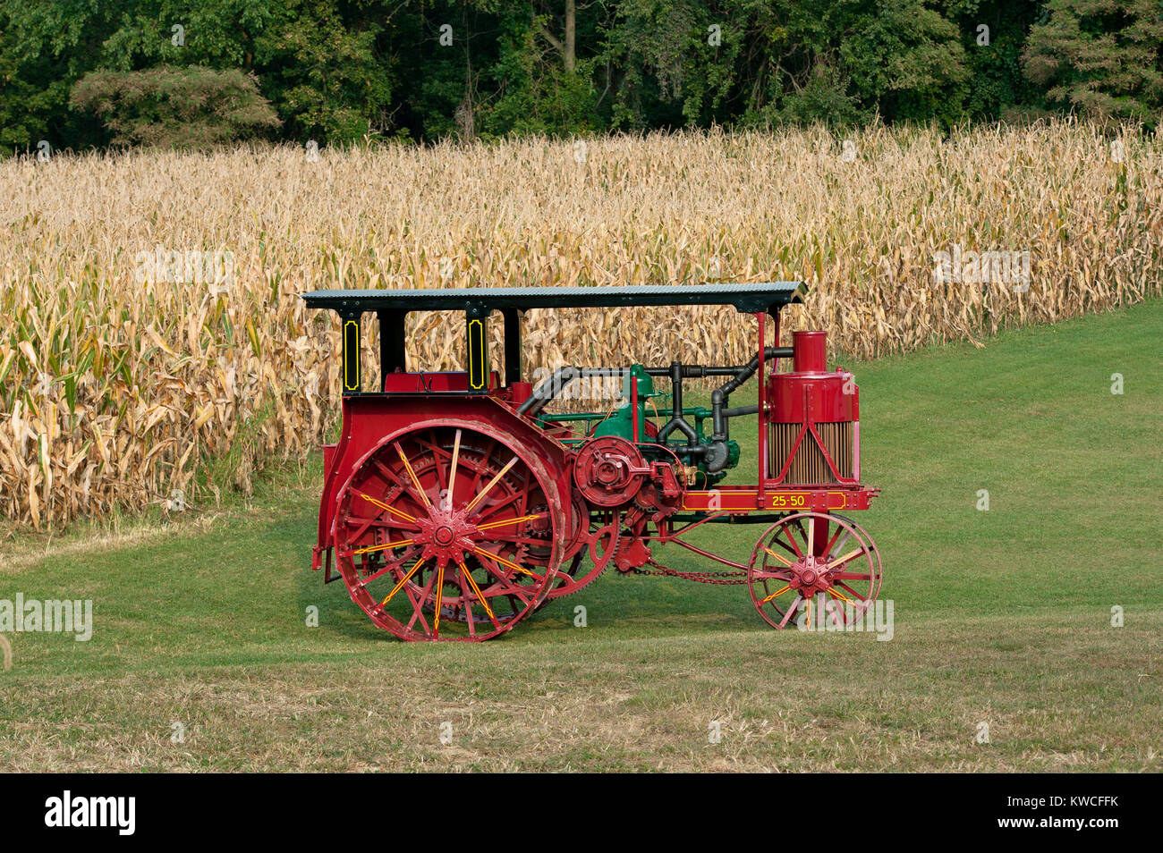 1923 MODÈLE AVERY 25-50 TRACTEUR AVEC L'ENTREPRENEUR ET L'AUVENT COMPLET RADIATEUR ROND Banque D'Images