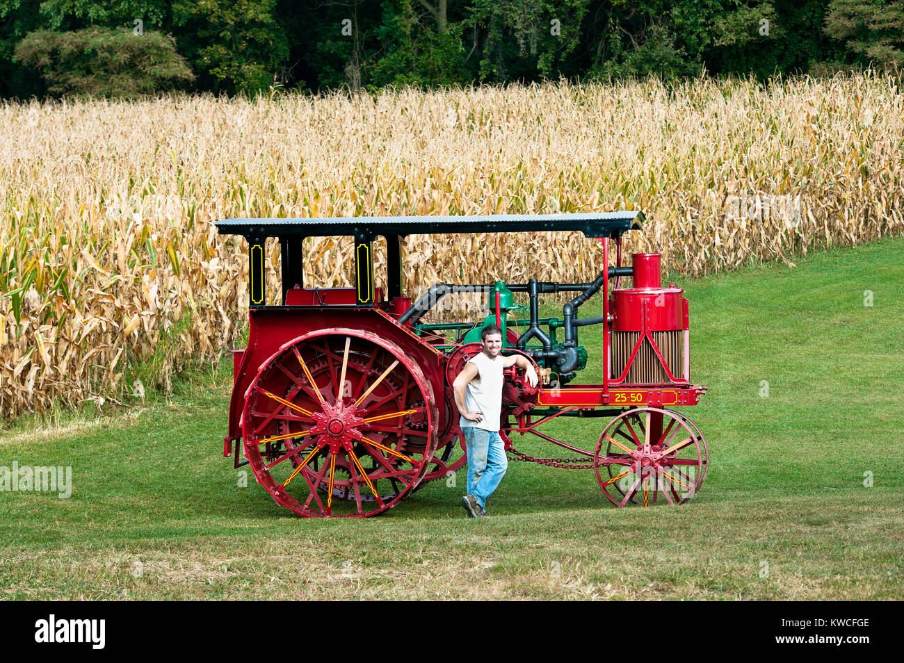 1923 MODÈLE AVERY 25-50 TRACTEUR AVEC L'ENTREPRENEUR ET L'AUVENT COMPLET AVEC RADIATEUR ROND FARMER STANDING POUR L'ÉCHELLE Banque D'Images