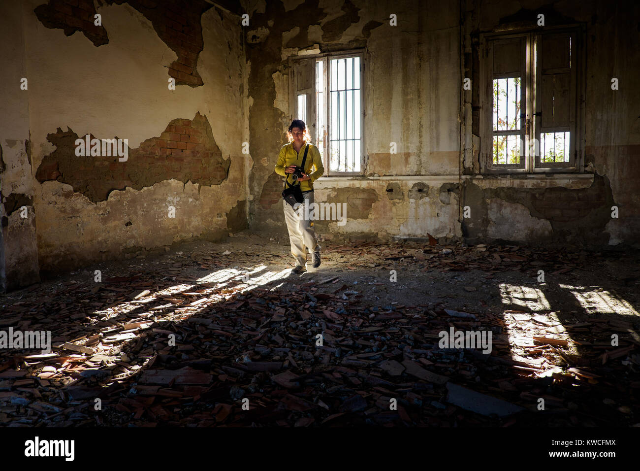 Volterra, Pise, Italie - 1 novembre 2017 : les randonneurs partent de la Saline pour Volterra collines avec vue panoramique sur l'ancienne voie ferrée, ancien Colonia Banque D'Images
