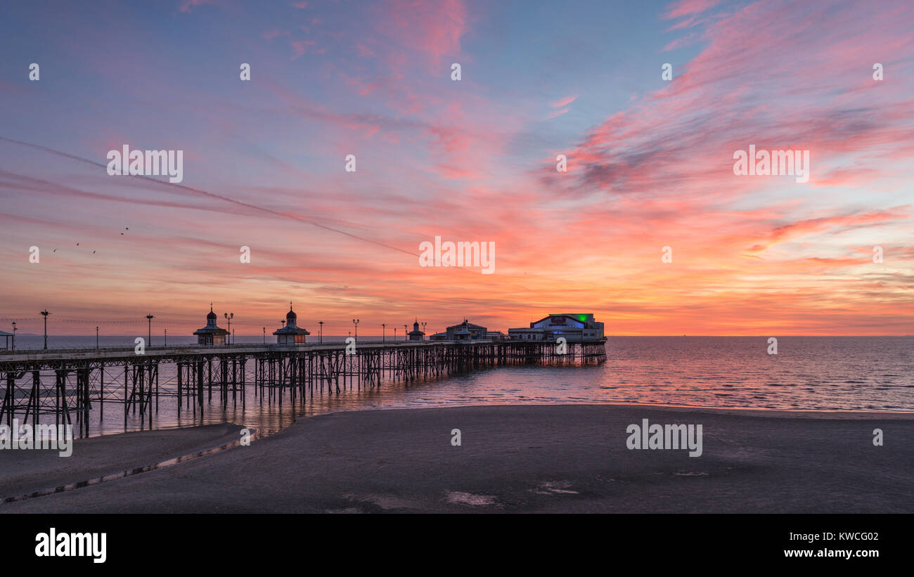 Blackpool North Pier avec coucher de soleil spectaculaire Banque D'Images