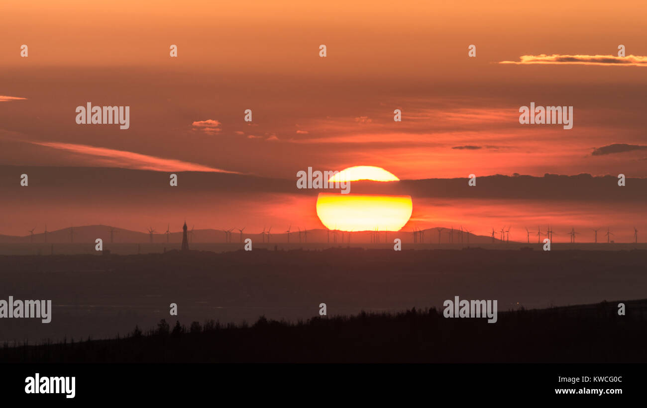 Coucher de soleil sur l'île de Man avec un lointain Blackpool en premier plan Banque D'Images