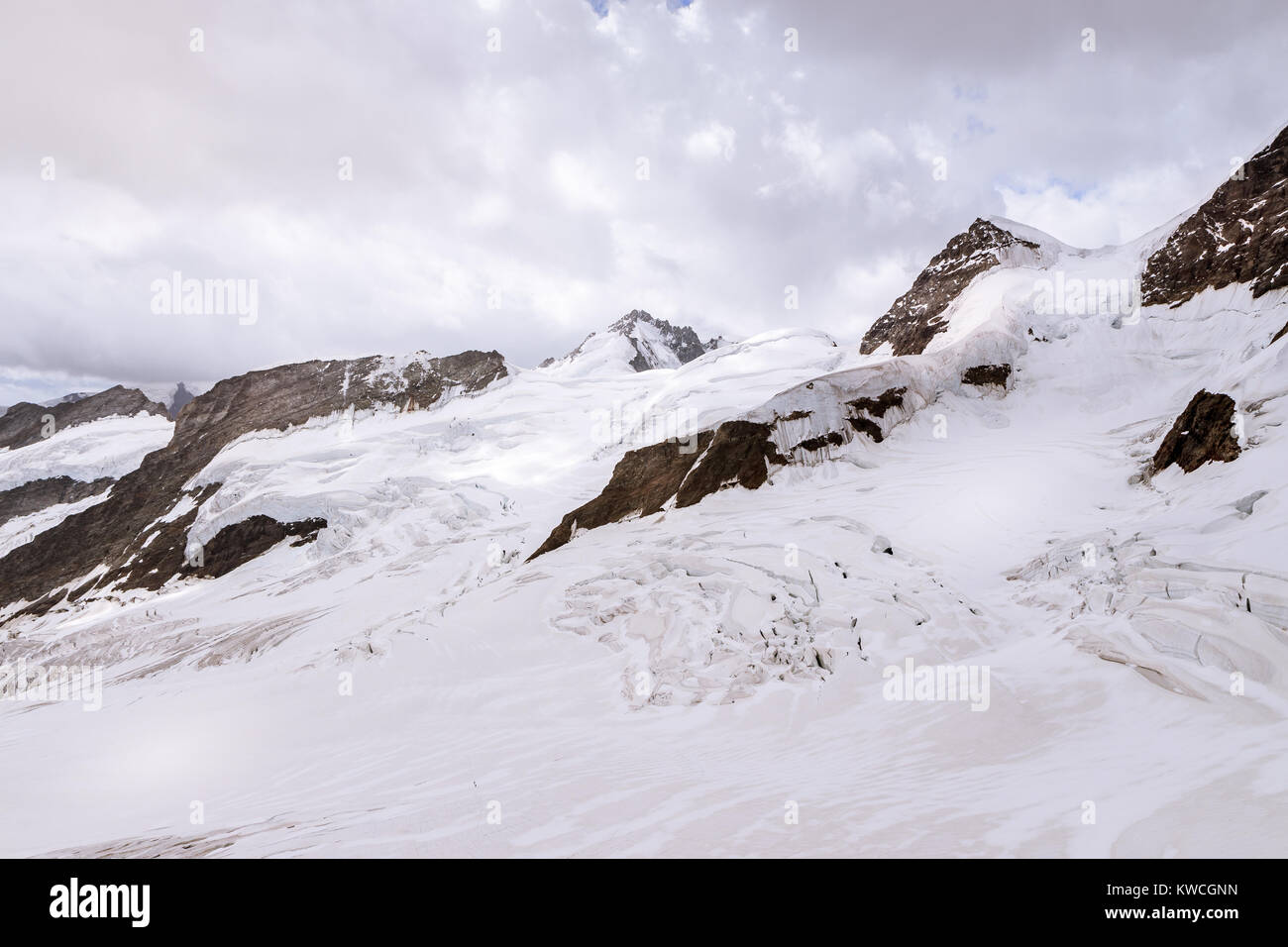 Jungfrau (4.158m - 13.642ft) sur un jour nuageux, vu de Jungfraujoch, Oberland Bernois, Suisse Banque D'Images