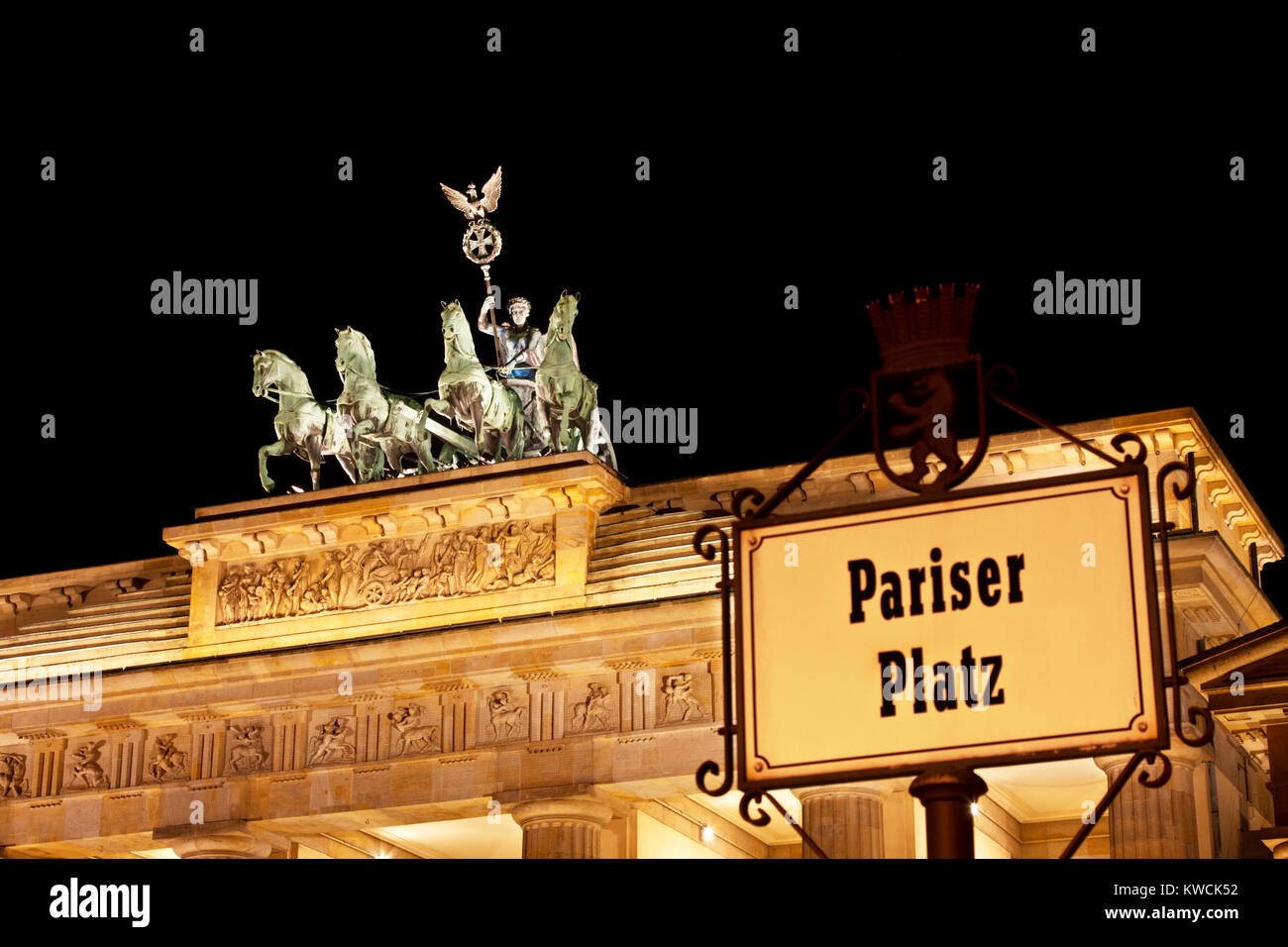 La porte de Brandebourg avec un signe dans la nuit. Banque D'Images