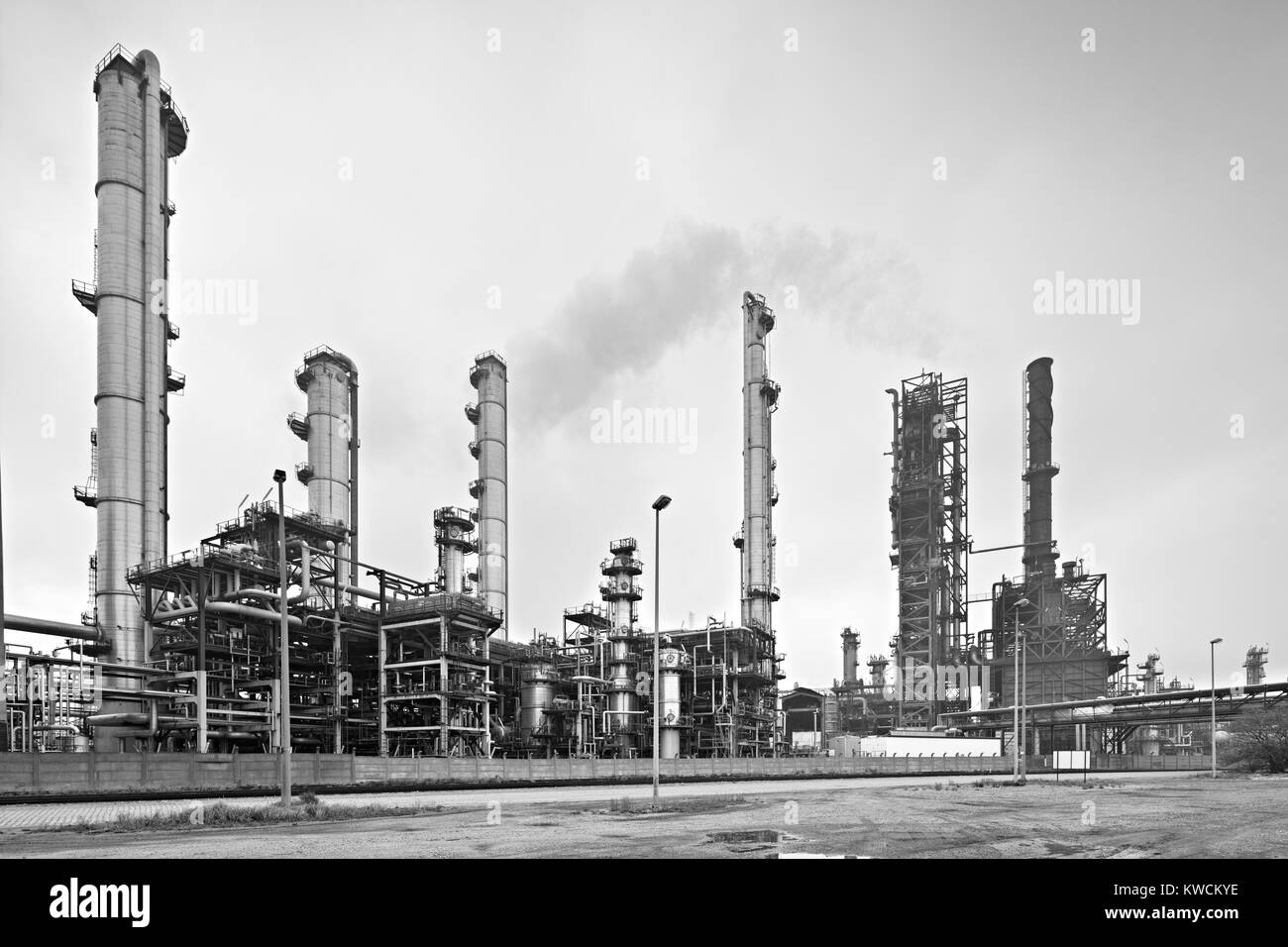 Une grande raffinerie de pétrole dans le port d'Anvers sur un jour gris. Déplacement de l'objectif de vue corrigée via, version noir et blanc. Banque D'Images
