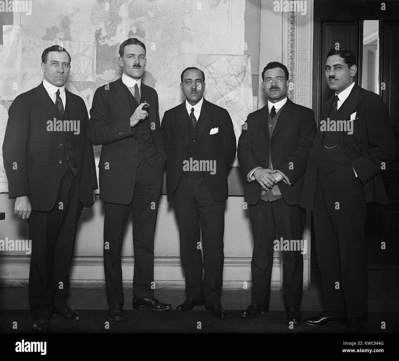 Allen Welsh Dulles (2e de gauche) en tant que chef de la division Proche-Orient du Département d'État. Il pose avec F.M. Moussa (à droite) l'Attaché de Légation égyptienne, et avec des ingénieurs K. Faki Wassef, et Rifai. 10 févr.-Mar. 1924. (BSLOC   2014 13 86) Banque D'Images
