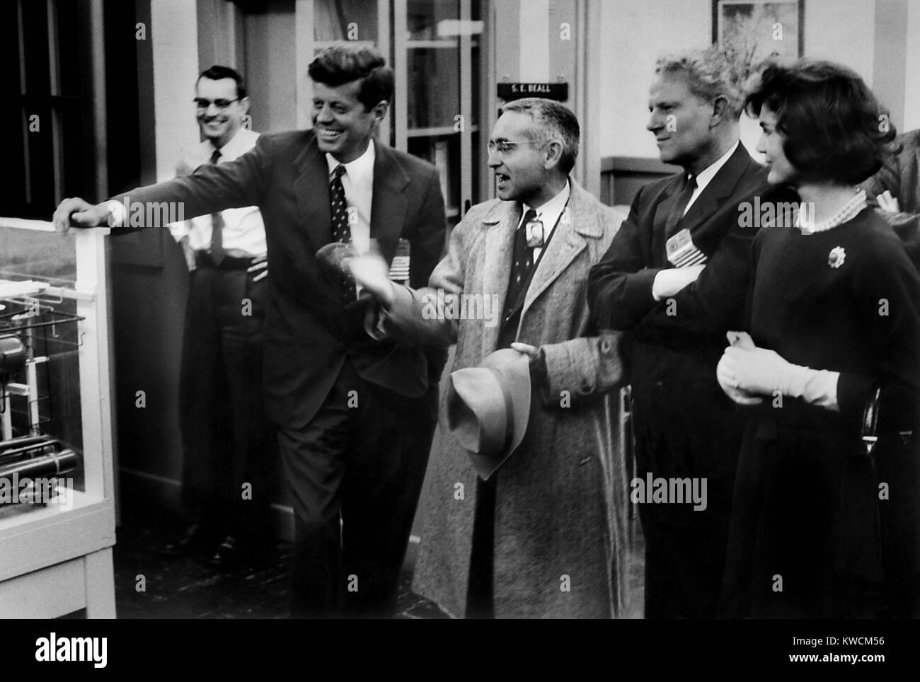 Le sénateur John F. Kennedy, le Dr Alvin Weinburg, le sénateur Al Gore Sr., et Jackie Kennedy. Ils sont au réacteur Graphite, Oak Ridge National Lab qui a produit des isotopes radioactifs médicaux, scientifiques, industrielles et agricoles. (BSLOC   2014 13 93) Banque D'Images