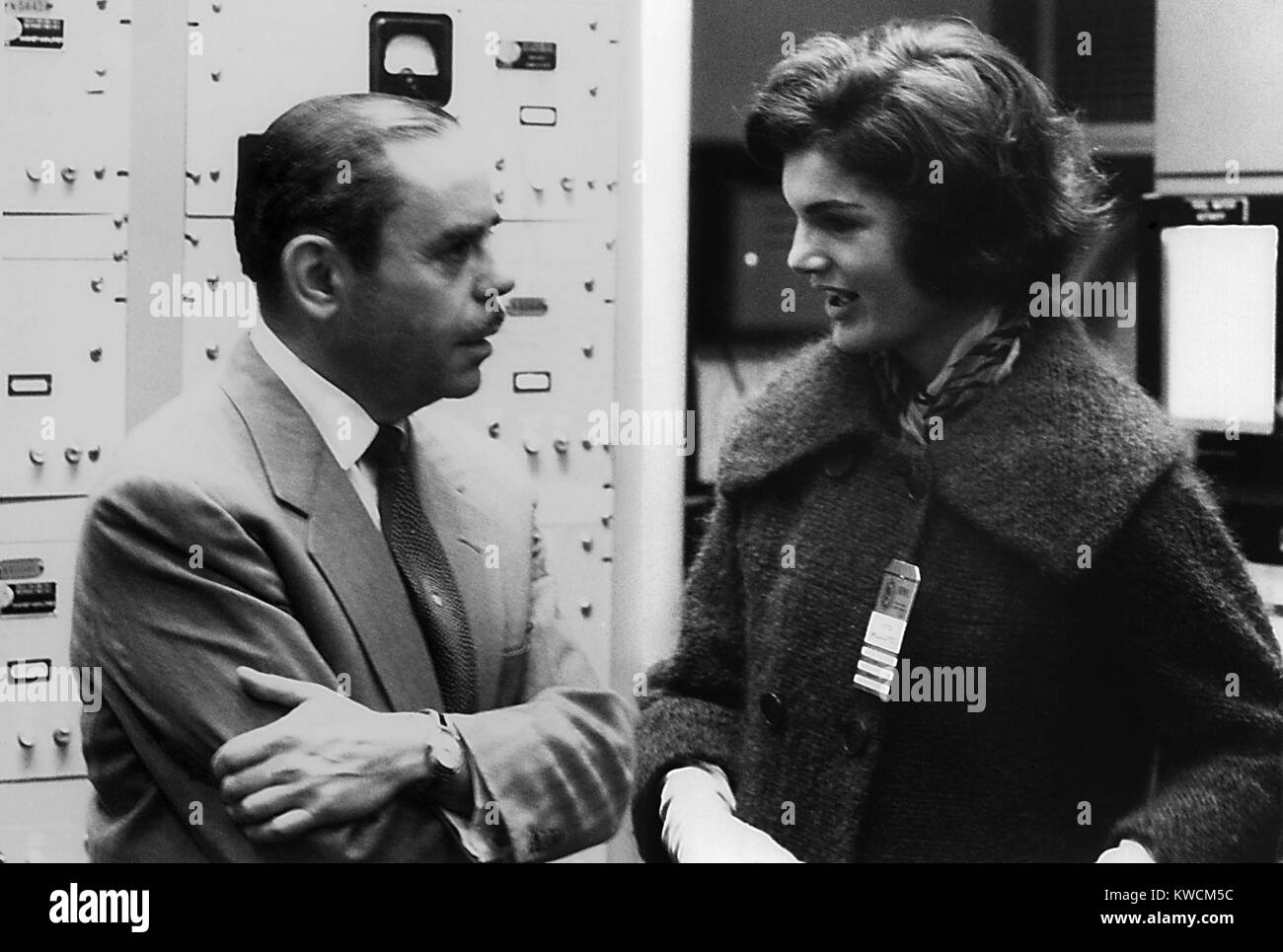 Atomic Energy Commission Manager Sam Sapirie parle avec Jackie Kennedy. Elle accompagne son mari, le Sénateur John Kennedy à la X-10 installation abritant le réacteur Graphite Oak Ridge National Lab. 24 février, 1959. (BSLOC___2014 13 95) Banque D'Images