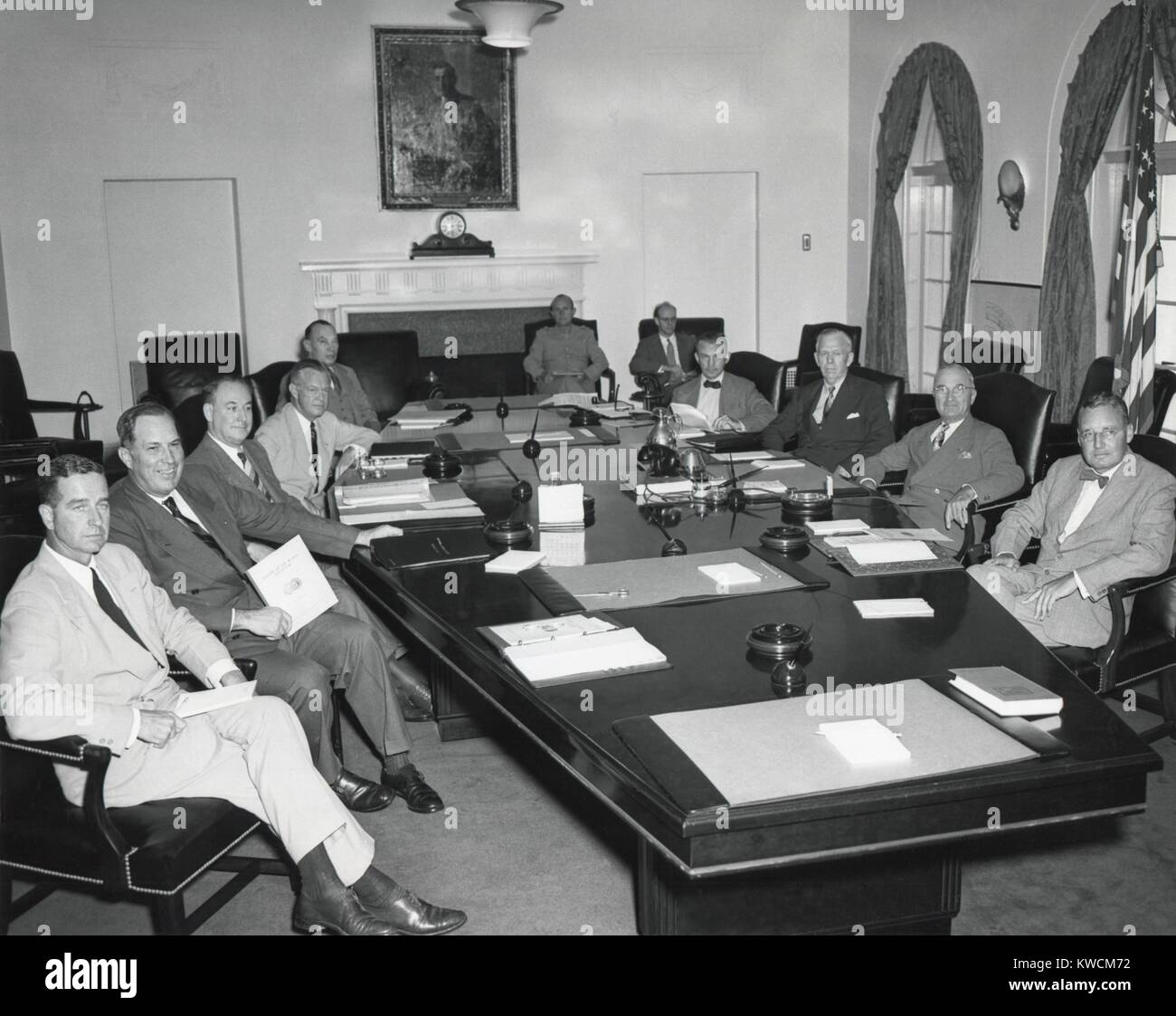 Le président Harry Truman avec le Conseil national de sécurité, du 19 août 1948. Fondée en 1947, ses membres étaient des civils, militaires et de renseignement. L-R : Autour de la table : Cornelius Vanderbilt Whitney Armée ; Kenneth Royall ; Exe. Sec. NSC, Sidney Souers ; Arthur Hill ; Dir. CIA, Roscoe Hillenkoetter ; James Forrestal, George Marshall ; Truman ; W. John Kenney. En retour : le général A. M. Gruenther, Dir. Joint Chiefs of Staff (à gauche) ; et Robert Blum. - BSLOC  2014 (14 25) Banque D'Images