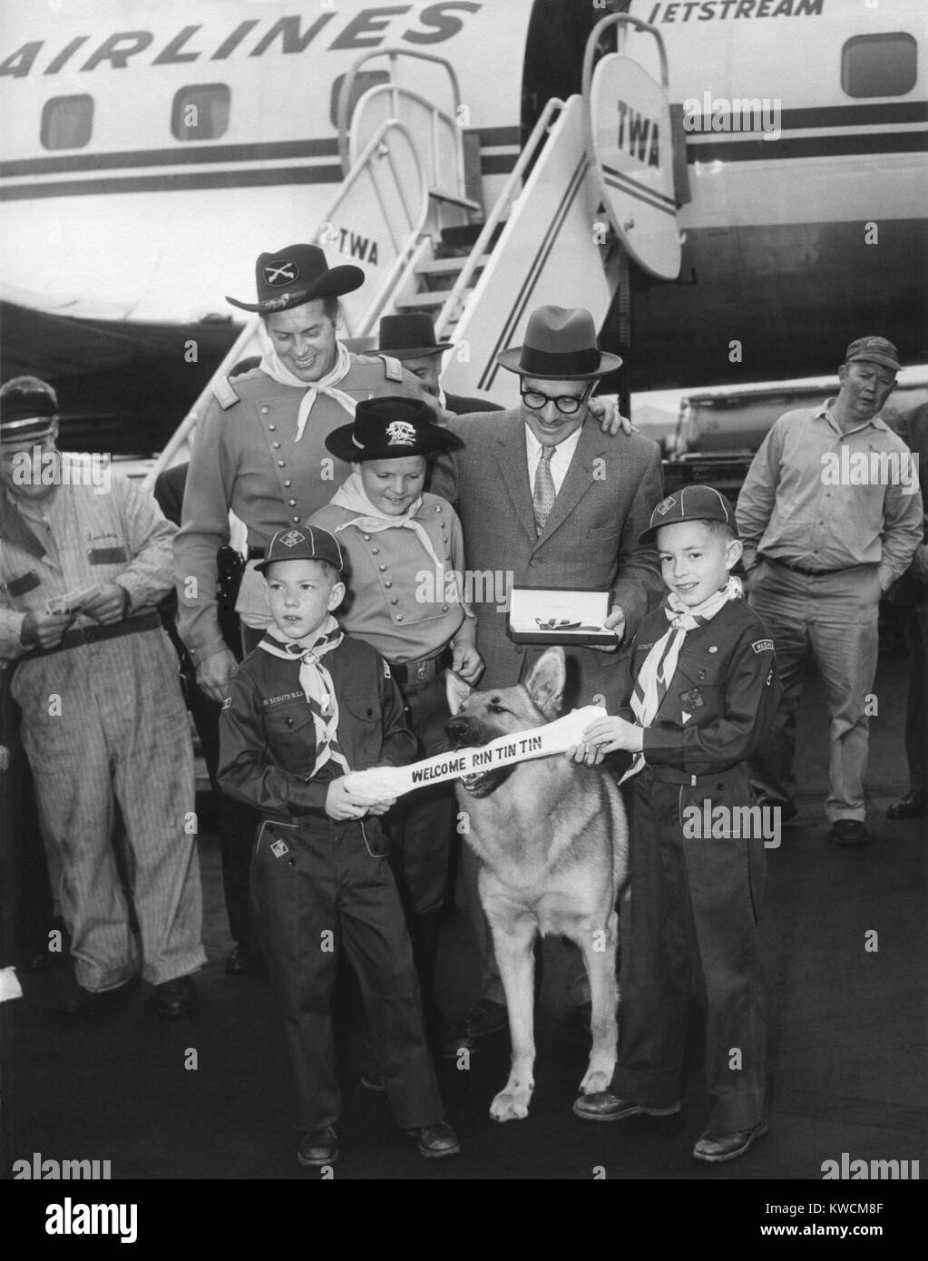 RinTinTin débarque à Washington, D.C., avec un groupe de boy-scouts, le 9 avril 1959. - BSLOC__2014 (14_44) Banque D'Images