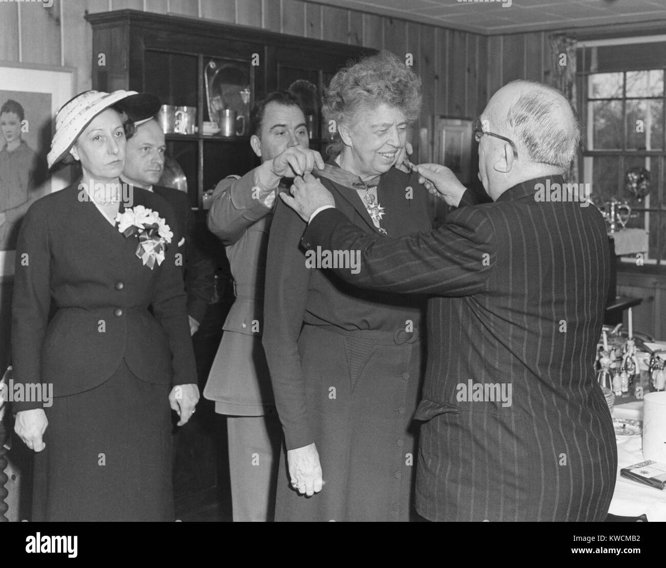 Le président français Auriol Eleanor Roosevelt présentant avec une médaille. Il rendait visite à l'ex-première dame à l'hôtel Roosevelt à Hyde Park, le 4 avril 1951. - BSLOC  2014 (15 112) Banque D'Images