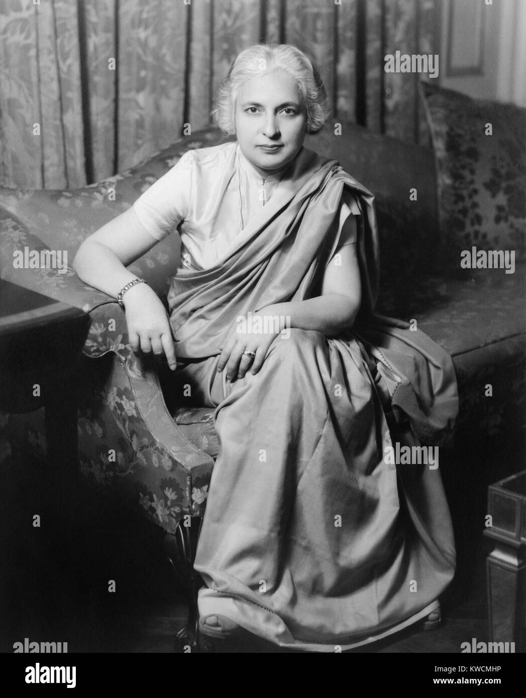 Madame Vijaya Lakshmi Pandit Nehru était la sœur de Jawaharlal Nehru et diplomate et homme politique indien. Son mari, Ranjit Sitaram Pandit, est mort en 1944 à alors qu'il était en prison pour soutenir l'indépendance de l'Inde. En 1953, elle devient la première femme présidente de l'Assemblée générale des Nations Unies. - BSLOC  2014 (15 194) Banque D'Images