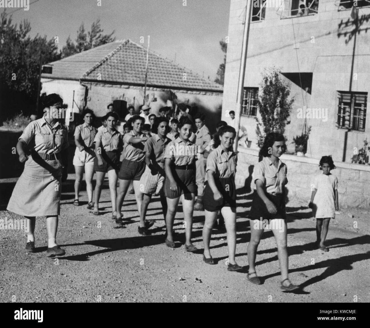 Les filles reçoivent une formation militaire juif de l'Irgoun, groupe juif militant, le 27 juin 1948. Irgun, était un groupe paramilitaire sioniste qui a opéré en Palestine entre 1931 et 1948. - BSLOC  2014 (15 204) Banque D'Images