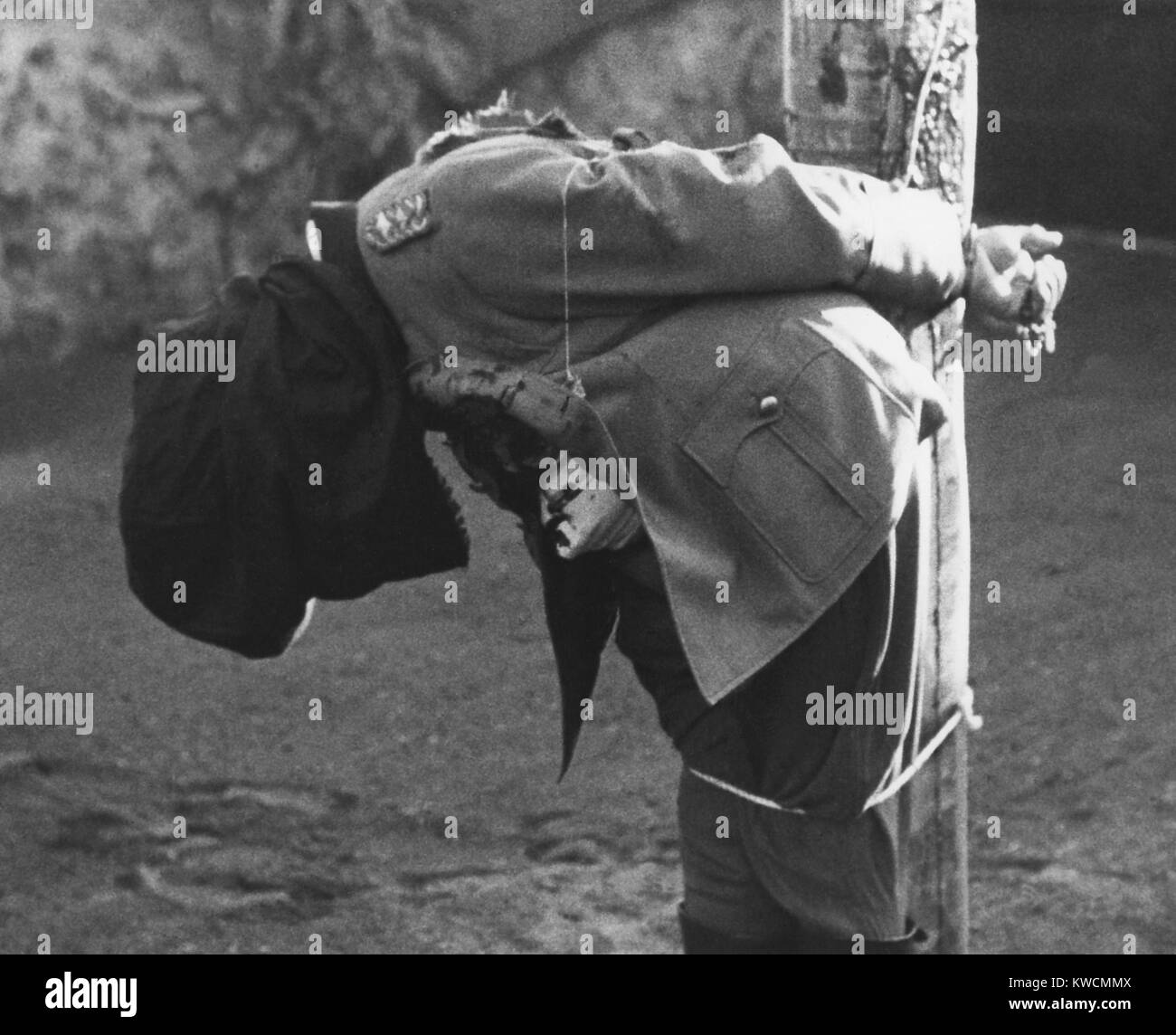 Le général allemand Anton Dostler son corps s'affaisse après son exécution par un peloton d'exécution à Palinuro, Italie. Le 1 décembre, 1945.Il a été reconnu coupable d'émettre un ordre illégal pour l'exécution de 15 commandos de l'armée américaine en Italie en mars 1944. (BSLOC 2014 13 7) Banque D'Images