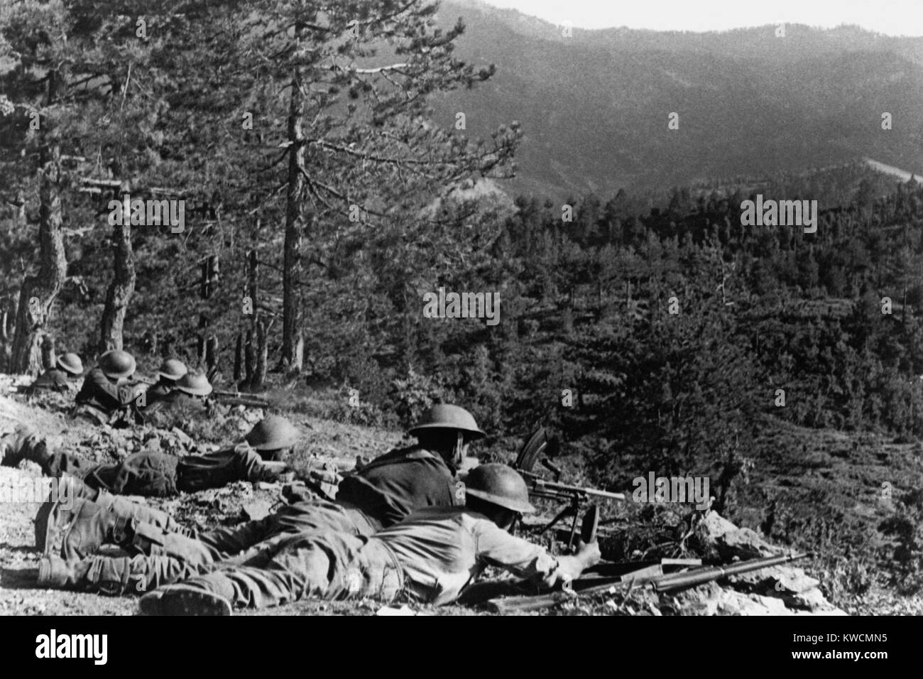 Soldats grecs dans une lutte sur Profiti Helia durant la guerre civile grecque. Ca. 1948-1949. - BSLOC  2014 (15 230) Banque D'Images