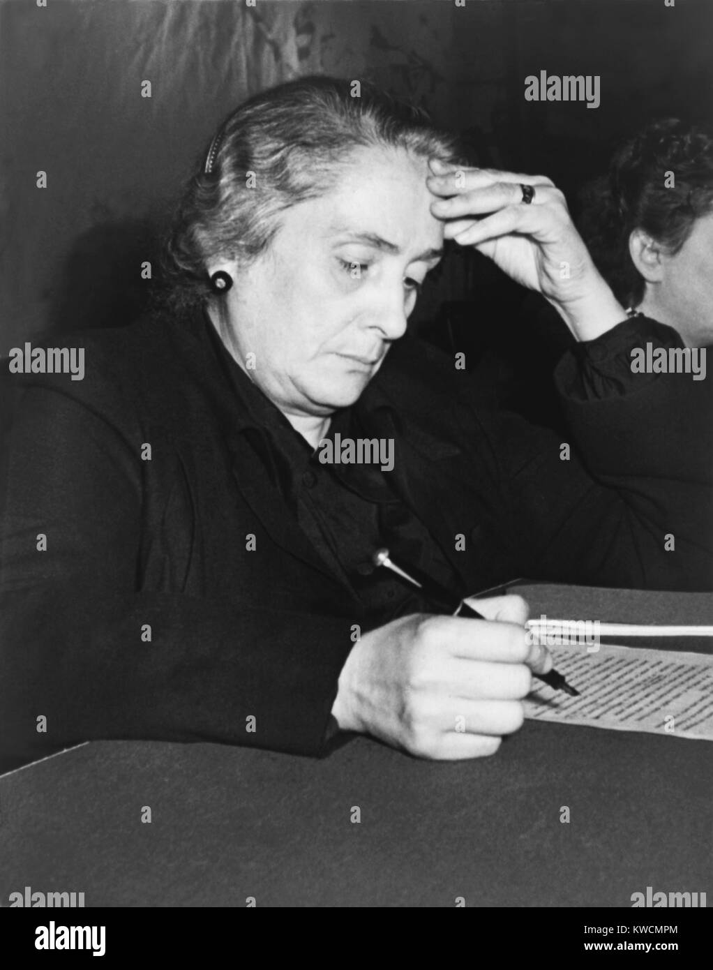 Dolores Ibarruri, au Congrès international des femmes à Paris, le 11 décembre 1945. Elle a été l'un des principaux Parti républicain pendant la guerre civile espagnole et un politicien communiste d'origine basque. Elle vient de rentrer de l'Union soviétique où elle a vécu pendant la Seconde Guerre mondiale. - BSLOC  2014 (15 241) Banque D'Images