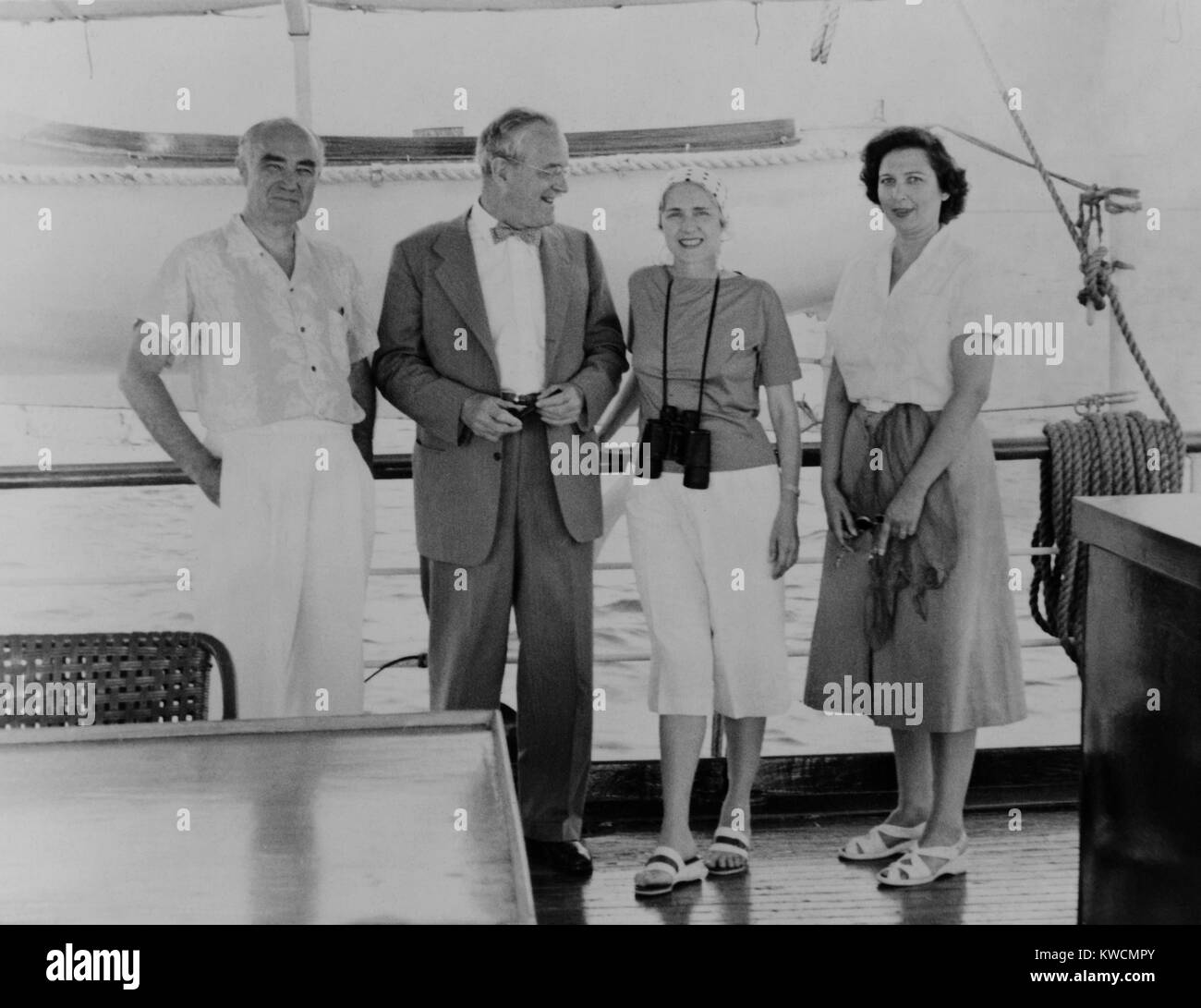 Henry Luce, Allen Dulles, Clare Boothe Luce, et Billie Cassady, (L-R) à bord du yacht de 'NIKI'. Le 29 avril 1953. (BSLOC   2014 13 88) Banque D'Images