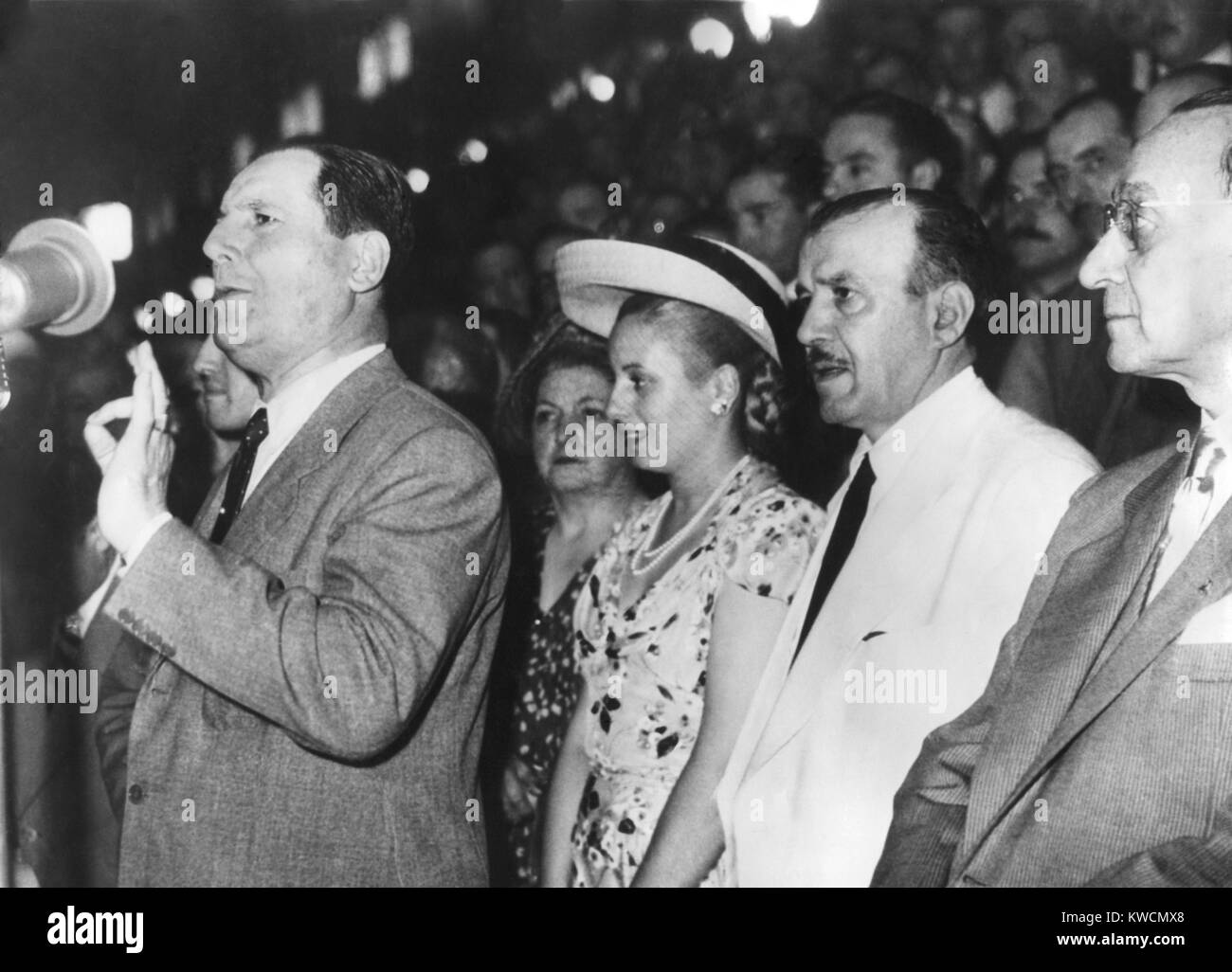Le président argentin Juan Domingo Perón aborder une assemblée générale à Buenos Aires. Derrière lui (en chapeau de paille), est sa femme, Señora Maria Eva Duarte de Peron. Ca. 1946-1950. - BSLOC  2014 (14 à 20) Banque D'Images