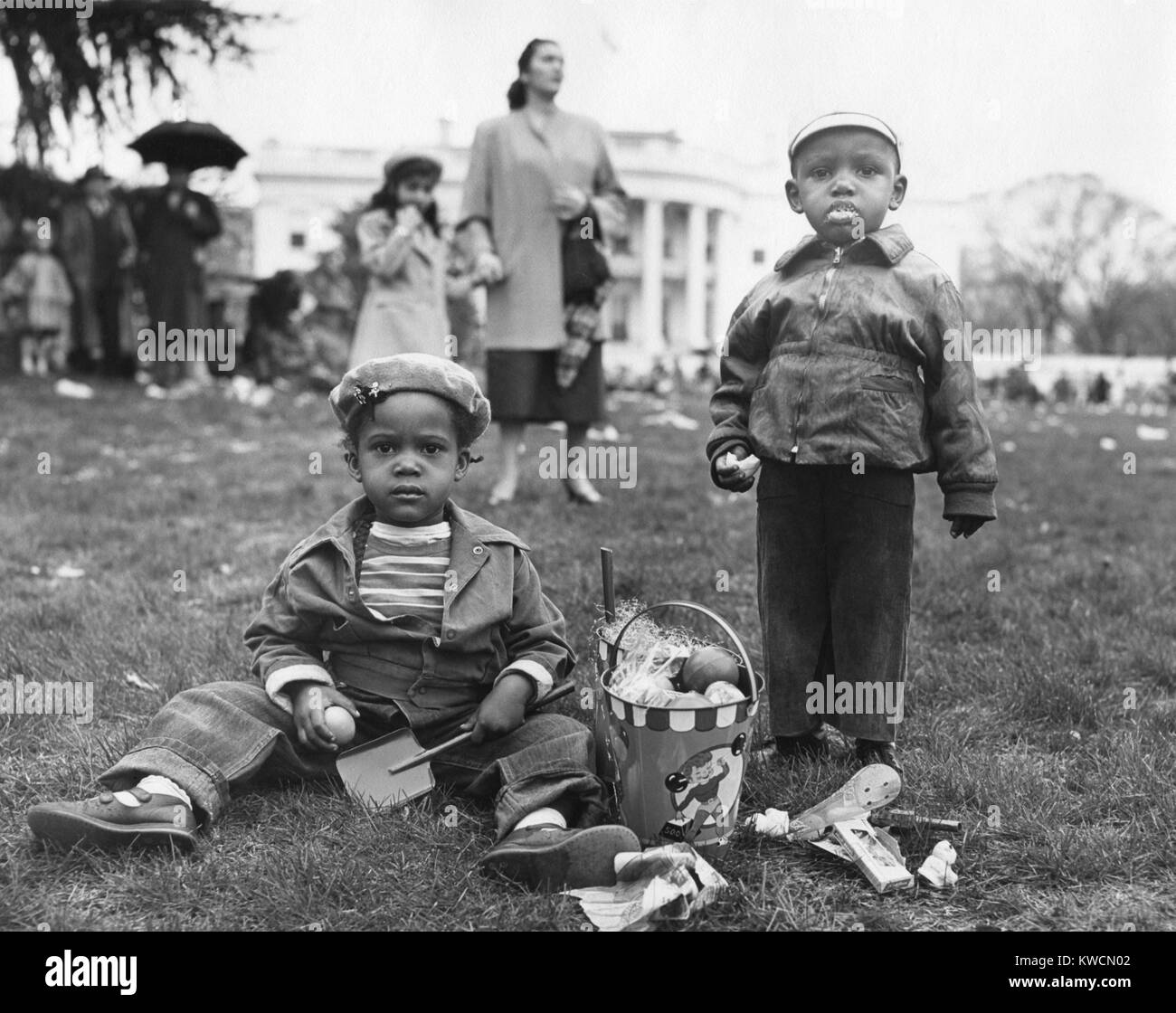African American boys avec un panier de Pâques à la Maison blanche aux Œufs de Pâques. Le 6 avril 1953. - BSLOC  2014 (14 36) Banque D'Images