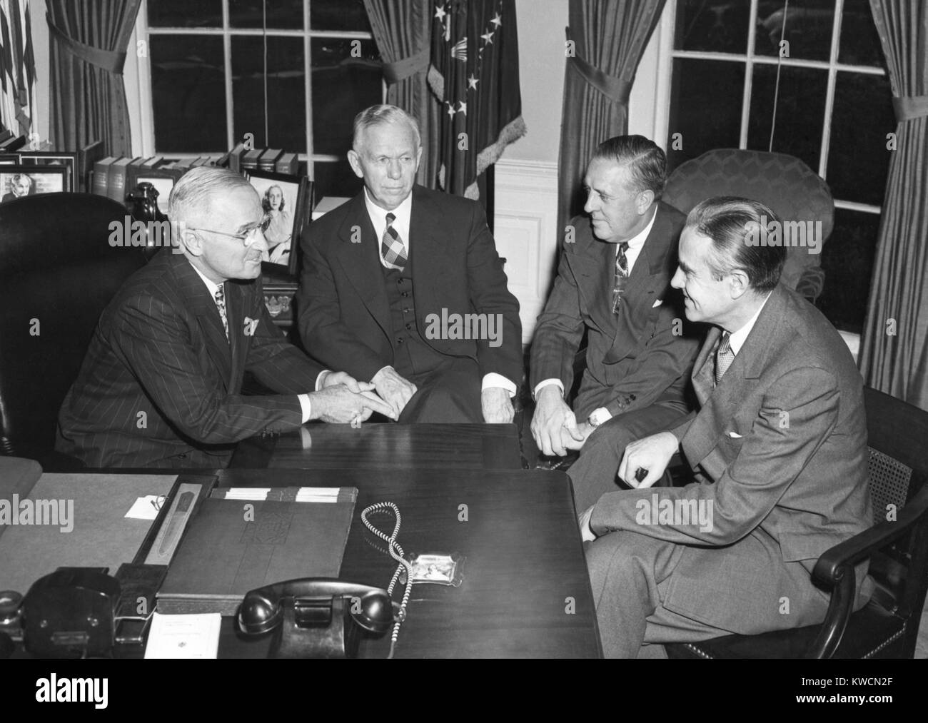 Truman confère avec les conseillers en matière de Plan Marshall, le 29 novembre 1948. L-R : Harry Truman, Sec. d'État George Marshall, Paul Hoffmann, et Averell Harriman. Paul Hoffmann a été directeur de l'Administration de la coopération économique, qui a administré le Plan Marshall. - BSLOC  2014 (15 à 69) Banque D'Images