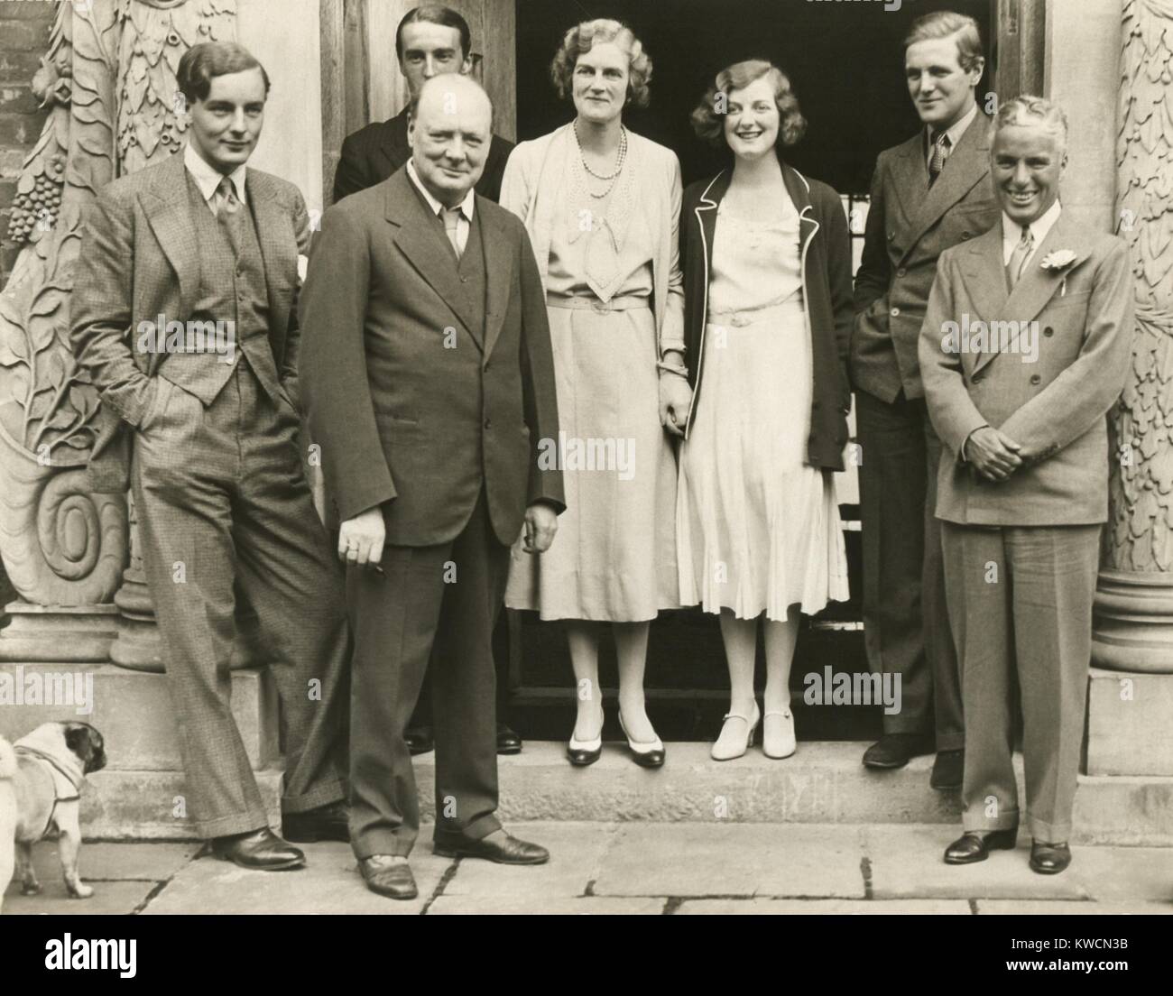 Charlie Chaplin avec Winston Churchill et sa famille à Chartwell Manor. L-R : Tom Mitford, Winston Churchill, Freddie Birkenhead (partiellement masquée), Clementine Churchill, Diana Churchill, Randolph Churchill, et Charlie Chaplin. Sept 19, 1932. - BSLOC  2014 (14 à 7) Banque D'Images