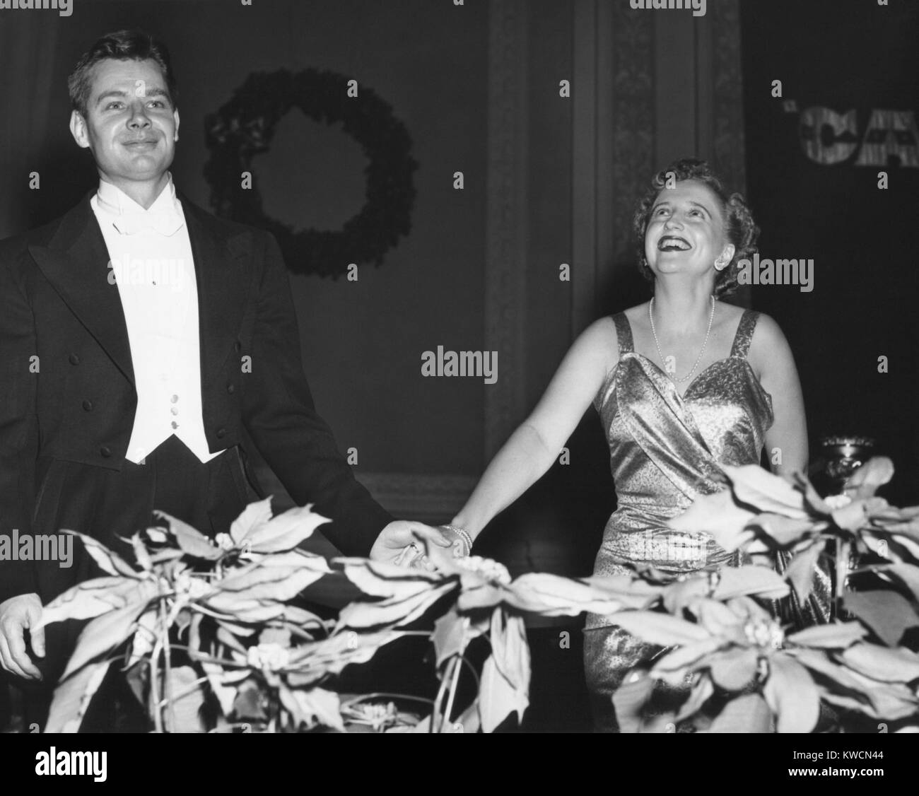 Margaret Truman reconnaît les applaudissements de l'auditoire à Carnegie Hall. Avec elle est Robert Shaw, chef du choeur masculin de l'émission de radio. Le 20 décembre 1949. - BSLOC  2014 (15 100) Banque D'Images