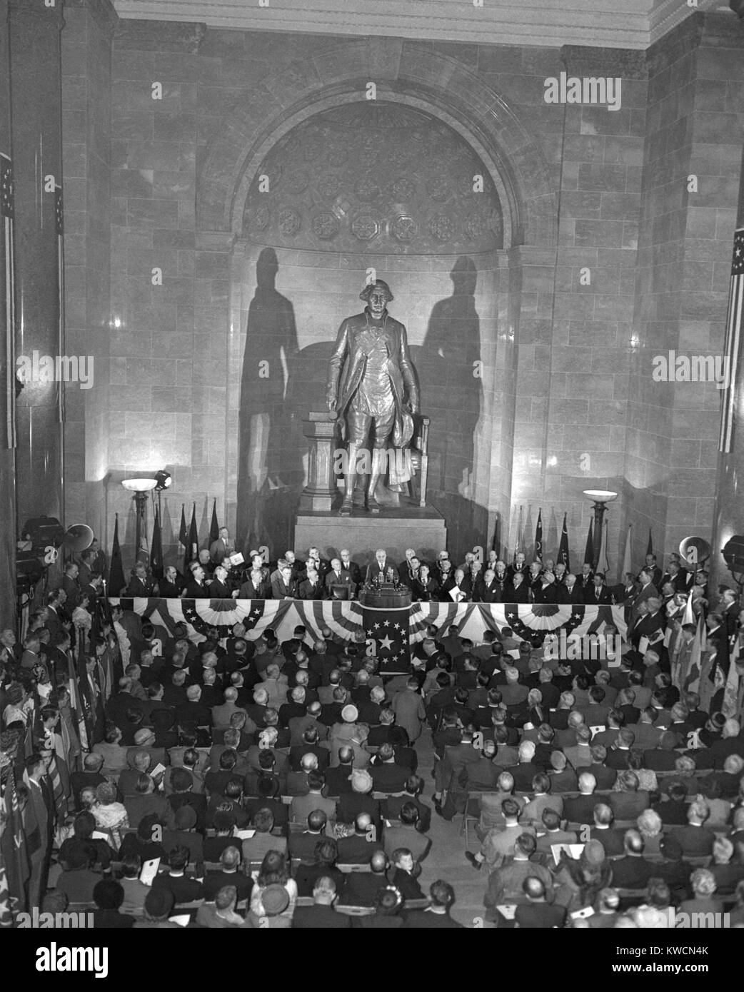 Le président Harry Truman s'exprimant lors de l'inauguration de la Statue de George Washington. Masonic Memorial National, Alexandria, Virginie. 22 février, 1950. - BSLOC  2014 (15 à 86) Banque D'Images