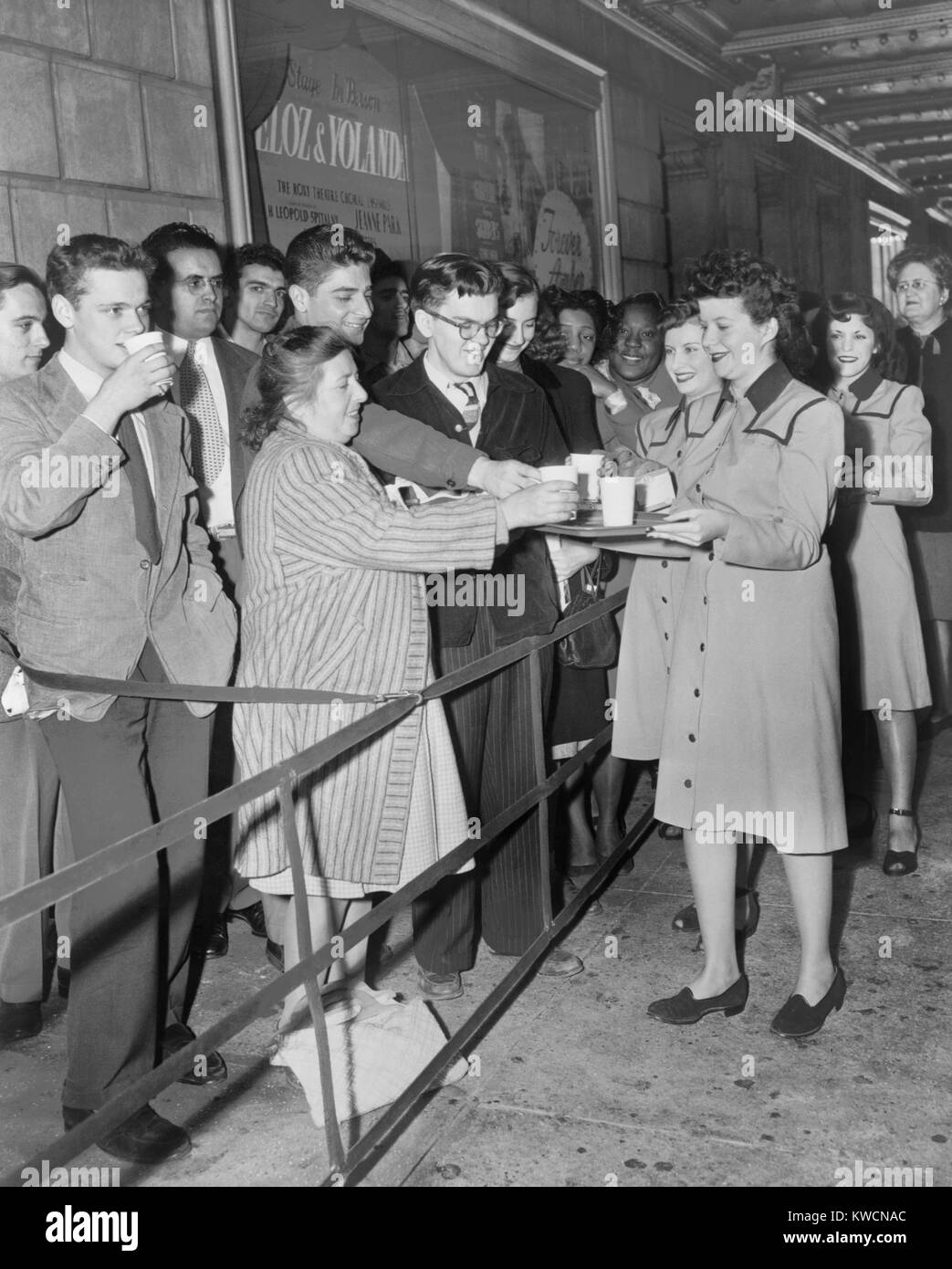 Ouvreuses théâtre Roxy distribuent du café et des beignes à film protecteurs à la première de 'Forever Amber'. La ville de New York, 1947. - BSLOC  2014 (17 127) Banque D'Images