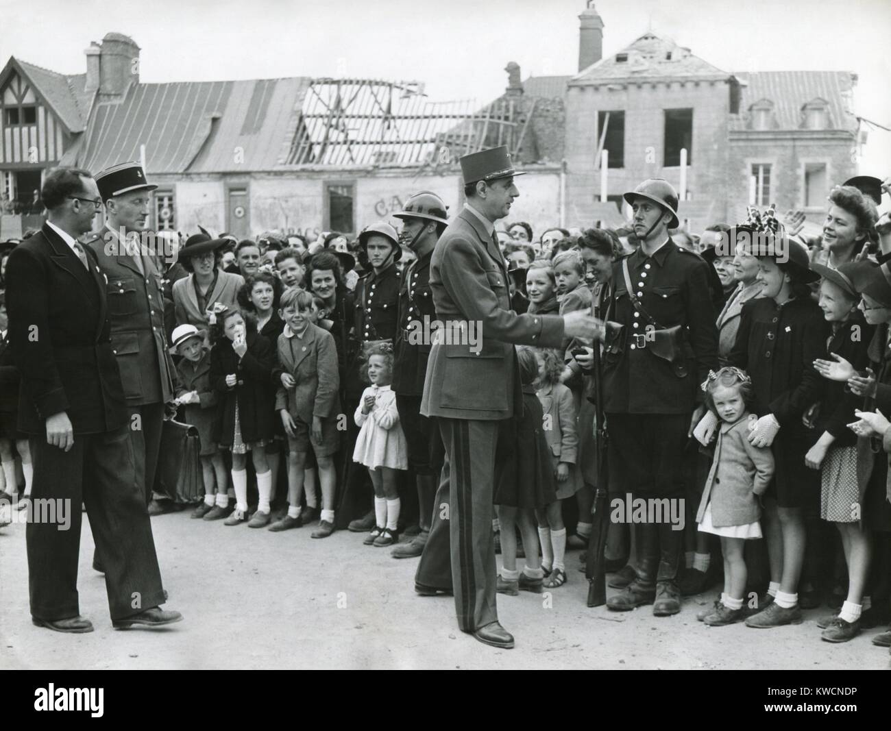 Le général Charles de Gaulle en Normandie, le 11 juin 1945. Dans l'arrière-plan sont bombardés de bâtiments. De Gaulle a été Président du Gouvernement provisoire de la République française. - BSLOC  2014 (17 15) Banque D'Images
