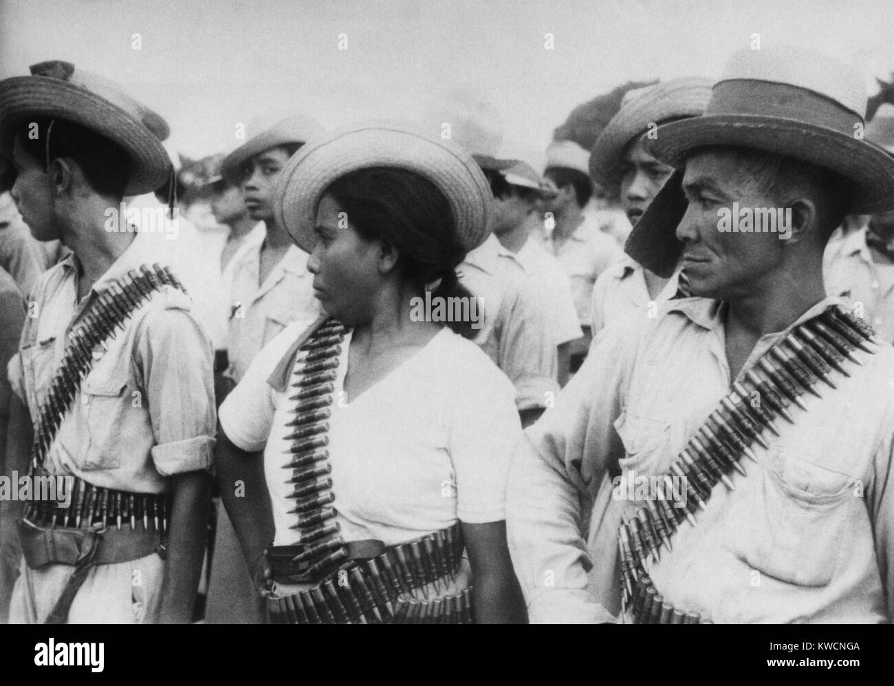 La guérilla paysanne indonésienne portant des baudriers. Ils font partie de l'agents de lutte contre le personnel formé à l'appui des forces militaires indonésiennes. Les zones rurales ont été bastions du mouvement indépendantiste. 1947. - BSLOC  2014 (15 178) Banque D'Images