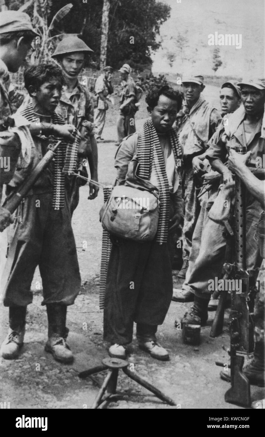 Capturé deux soldats de l'armée indonésienne, avec baudriers autour de leur cou, 1947. Ils sont entourés par des soldats de l'Armée royale des Indes néerlandaises (KNIL) et d'un mercenaire néerlandais Ambonese (droite). - BSLOC  2014 (15 179) Banque D'Images