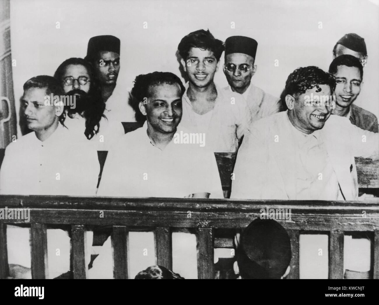 Les hommes accusés dans l'assassinat de Mohandas Gandhi. Du groupe sur l'essai, Nathuram Godse et Narayan Apte ont été condamnés à la pendaison, Shankar et Kistaiya Parchure ont été acquittés. Les autres ont été condamnés à la prison à vie. Première rangée, L-R : Nathuram Godse ; Narayan apte, Vishnu Karkare. 2e rangée, L-R : Digambar Ramchandra Badge (obscurci) ; Shankar Kistaiya ; Gopal Godse. 3ème rangée : pas de ID ; Vinayak Savarkar, S.D.Parchure. Mai 1948. - BSLOC  2014 (15 192) Banque D'Images