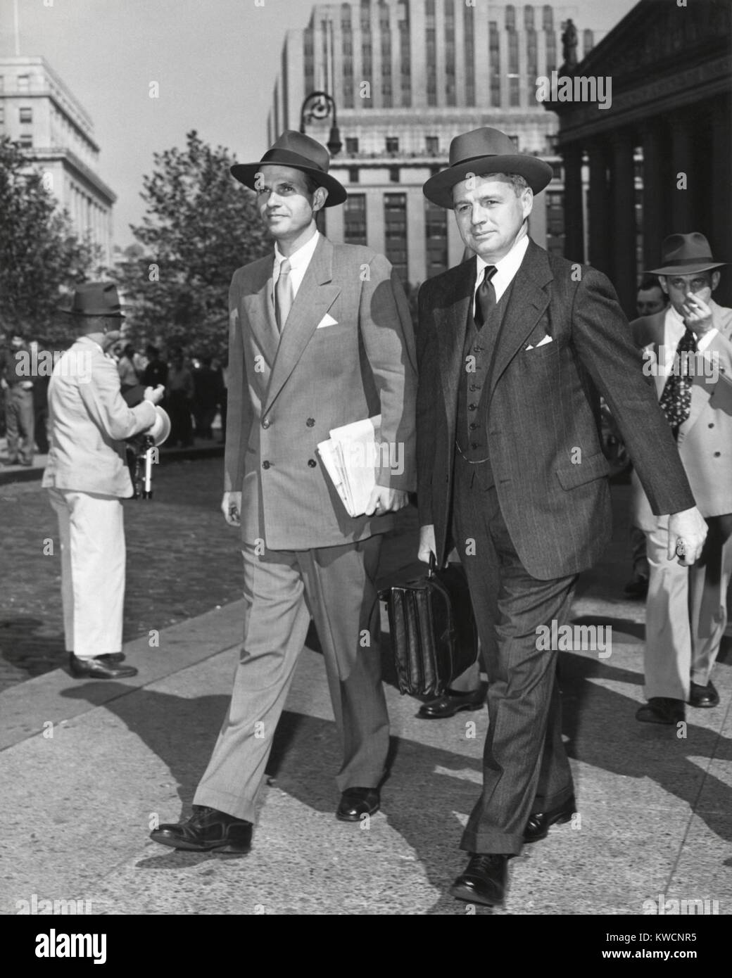 Alger Hiss et son avocat, Edward McLean, laissant la Cour fédérale le 10 Oct 1949. Deuxième procès de la SSIH vient d'être ajourné jusqu'au Nov 1st. La ville de New York. - BSLOC  2014 (17 22) Banque D'Images