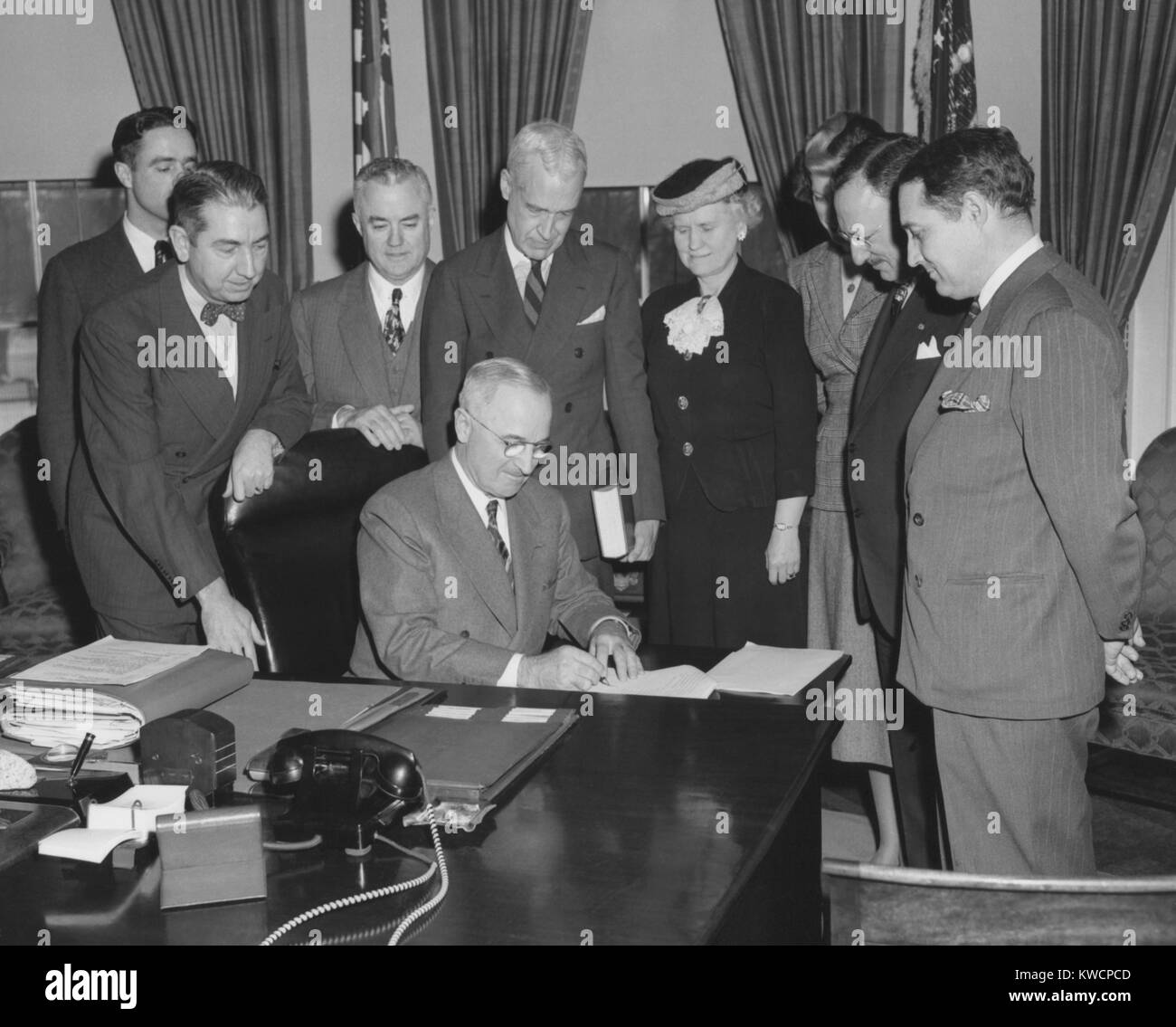 Le président Harry Truman avec les membres de la Conférence sur la prévention et le contrôle de la délinquance juvénile. 27 janvier, 1948. L-R : Sargent Shriver, Procureur Général Tom Clark, Oscar Ewing, G. Howland Shaw, Katharine Lenroot, Eunice Kennedy, Frank Weil, et John Andrews. - BSLOC  2014 (15 à 77) Banque D'Images