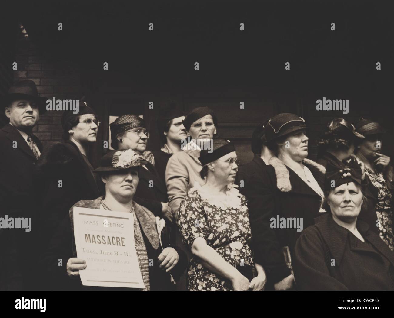 Femme tenant une feuille de papier l'annonce d'une réunion de masse d'enquêter sur le massacre de Memorial Day'. Le groupe est probablement recueillies lors des funérailles pour ceux tués le Memorial Day, 1937, à Chicago, au cours d'une grève des métallos. - BSLOC  2015 (1 167) Banque D'Images