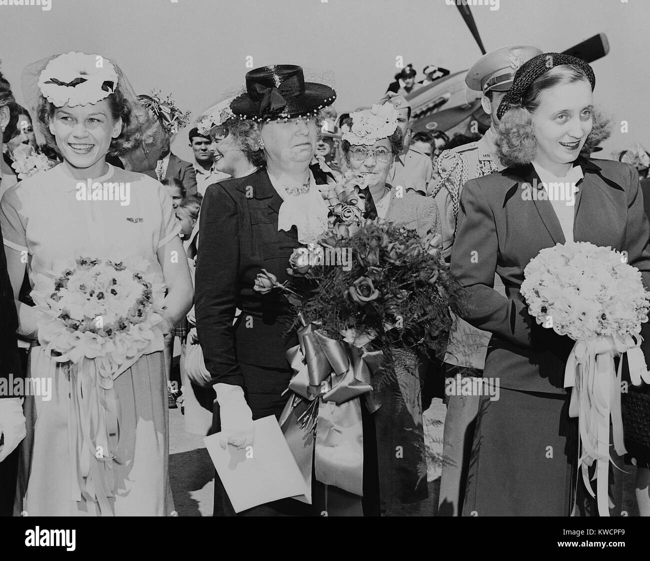 Bess (centre) et Margaret Truman (à droite) au cours de cérémonie de baptême de deux avions de la Marine. C'était l'un de la première femme de premières activités publiques depuis la mort du FDR élevé son mari Harry Truman à la présidence. Le 30 mai 1945. - BSLOC  2014 (15 à 95) Banque D'Images