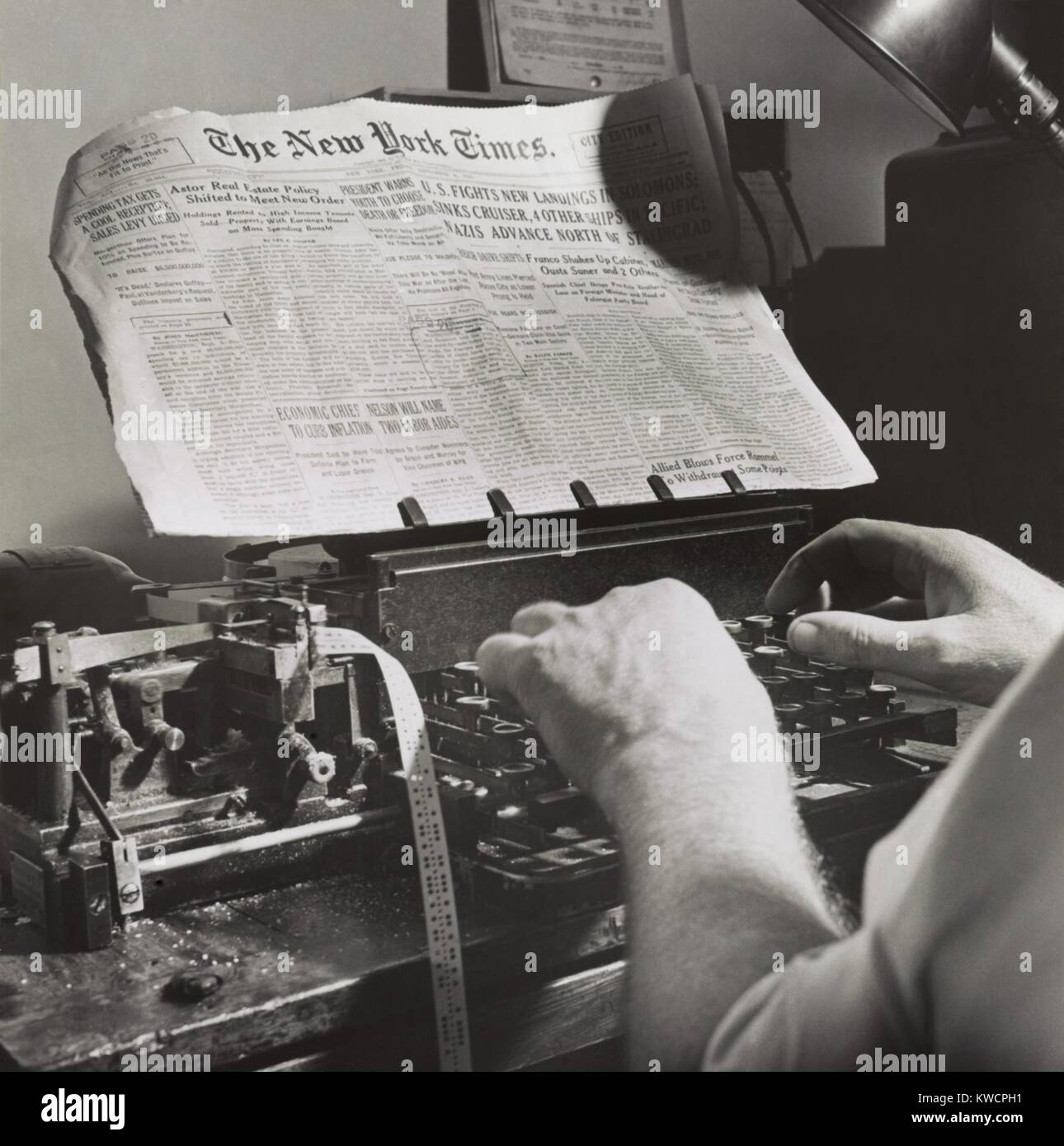 La salle radio du New York Times, 1942. sept. Fois war news adopté par la censure de la marine a été indiqué par stamps sur papier. Puis l'actualité a été envoyé deux fois par jour par le Times' propre émetteur radio à ondes courtes dans le code Morse international. - BSLOC  2015 (1 187) Banque D'Images