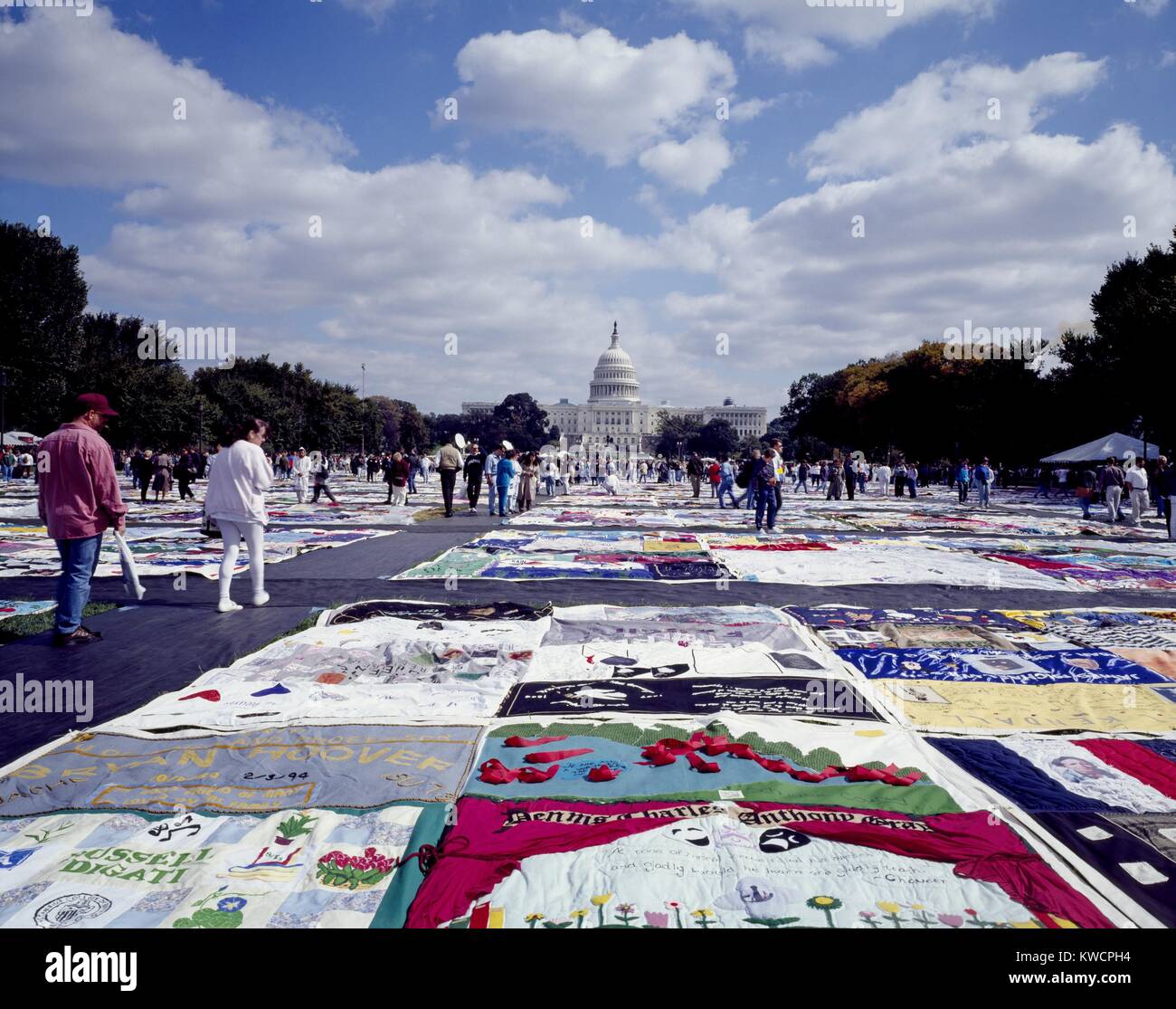 Le SIDA est une courtepointe de Memorial et célébration de la vie des personnes perdues à la pandémie du SIDA. La courtepointe a été affichée sur le Mall à Washington, D.C., octobre 1987. De nouveau en octobre 1996, il a été affiché dans son intégralité avec 1 000 blocs. Depuis lors, d'autres blocs ont été ajoutés. - BSLOC  2015 (1 188) supprimé en vertu de la demande de Ron 7/28/2016 --BD Banque D'Images
