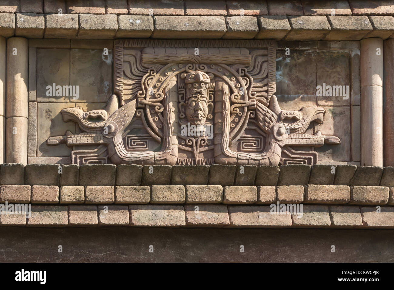 Gravures et sculptures antiques mur Reproduction sur l'intérieur d'un parc en Italie. Banque D'Images