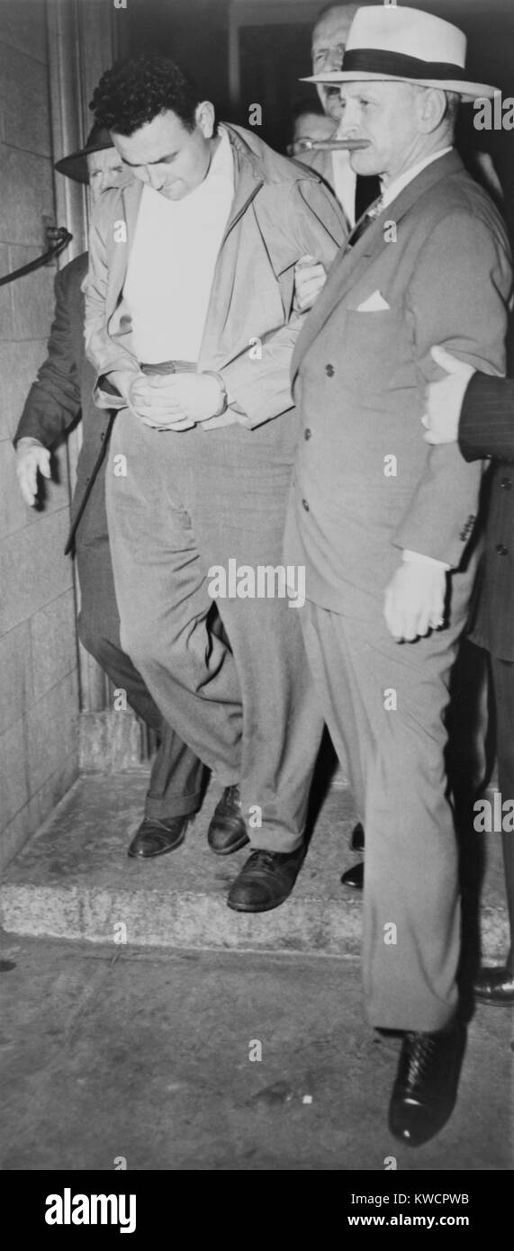 David Greenglass sous arrestation pour espionnage en juin 1950. Pendant la SECONDE GUERRE MONDIALE c'était un sergent de l'armée stationnée à Manhattan Project sites de Oak Ridge, TN, et Los Alamos, NM. Après son arrestation, il impliqué son beau-frère Julius Rosenberg. - BSLOC  2015 (1 3) Banque D'Images