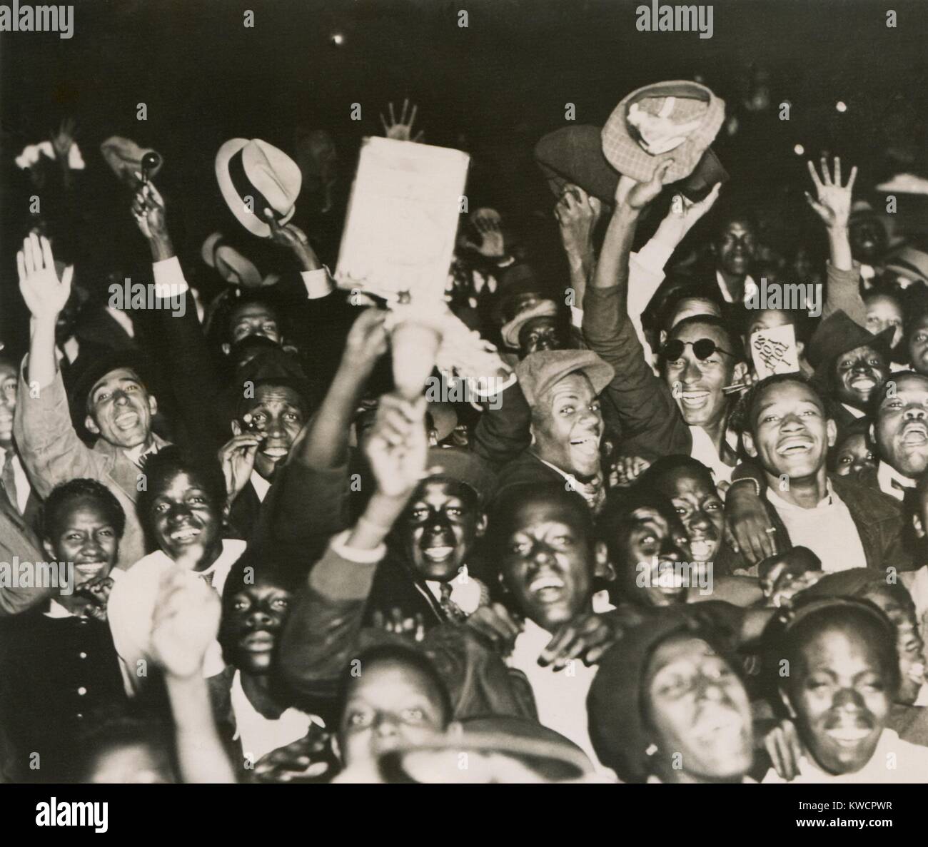 African American New-yorkais célèbrent la victoire du boxeur Joe Louis contre Max Baer. 30 septembre, 1935. - BSLOC  2014 (17 149) Banque D'Images