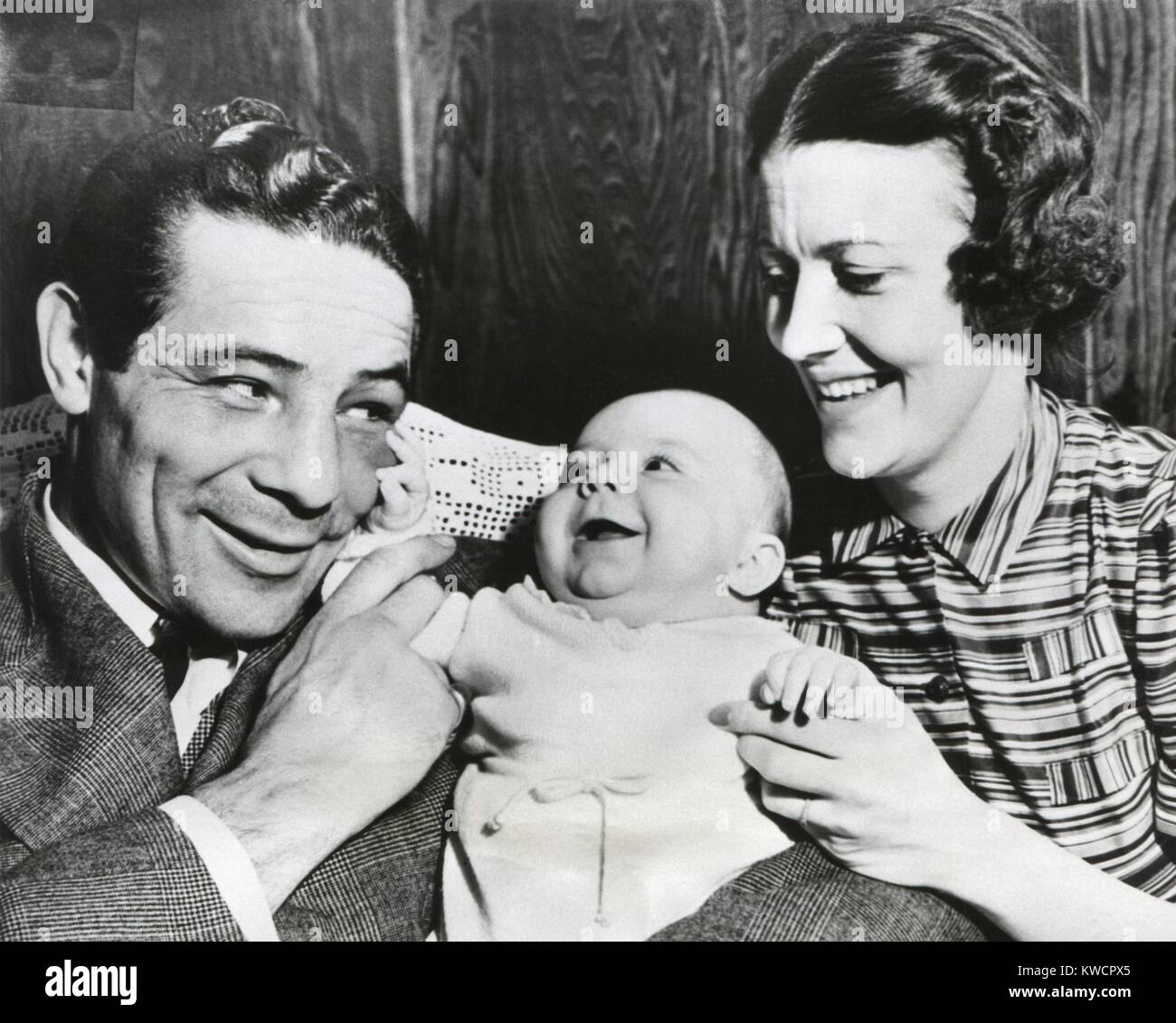 Max Baer Avec Sa Femme Mary Ellen Sullivan Et Max Baer Jr Le 19 Mars 1938 Le Bebe Se Sent œil Enfle De Baer Un Souvenir De Son Recent Combat Victorieux Avec