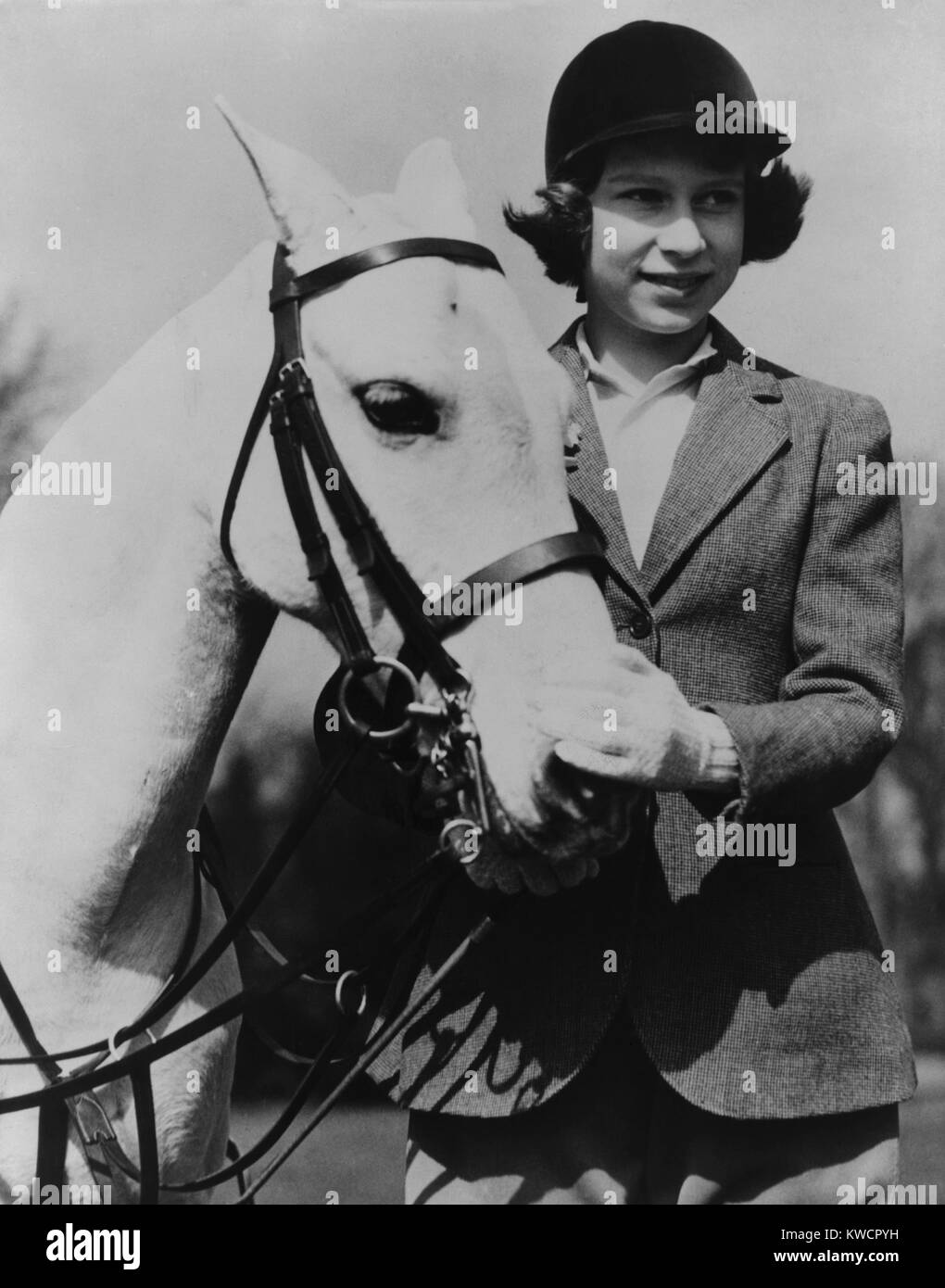 La princesse Elizabeth avec un poney blanc sur son 13e anniversaire en 1939. - BSLOC  2015 (1 45) Banque D'Images