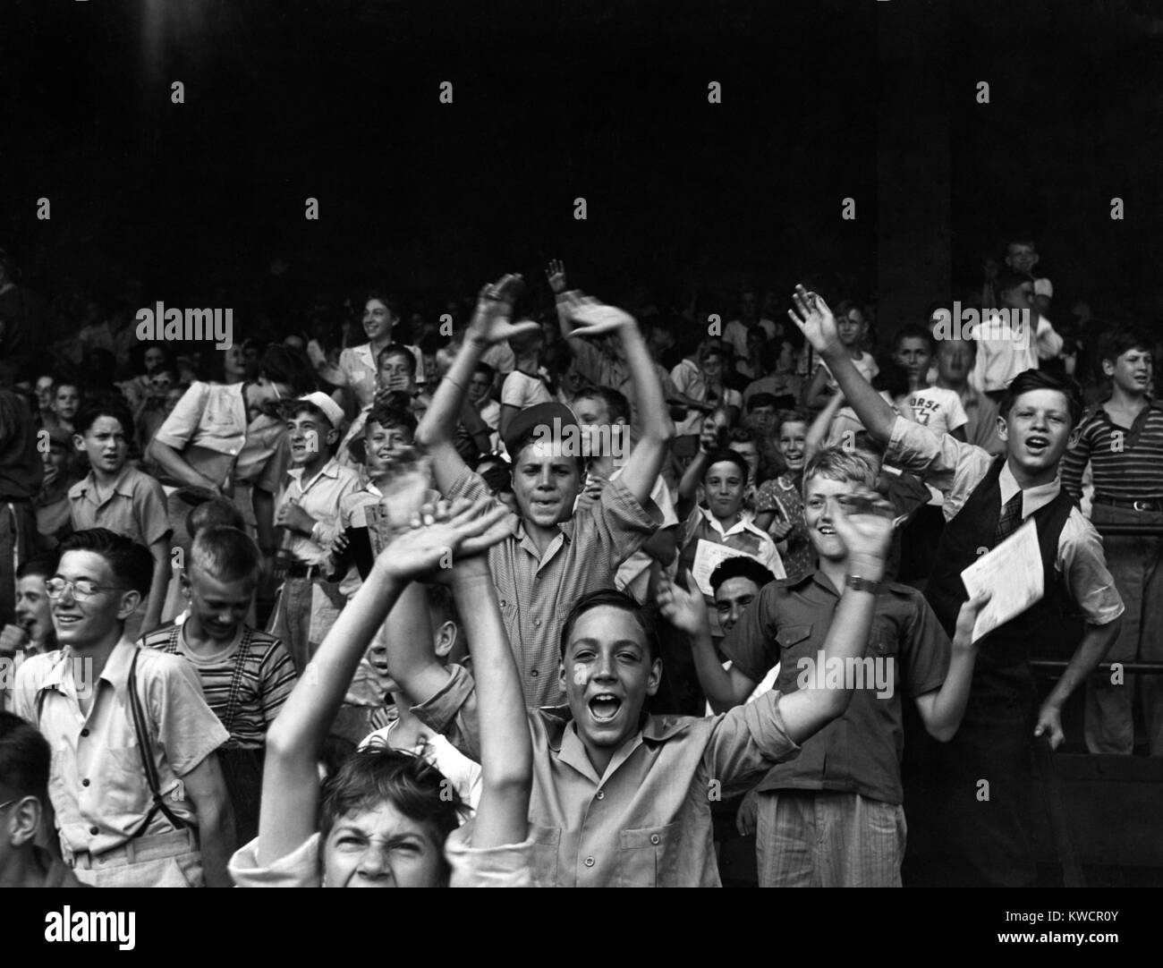 Les garçons à un match au stade Briggs, Detroit, Michigan, août 1942 photo de John Vachon. - BSLOC  2014 (17 169) Banque D'Images