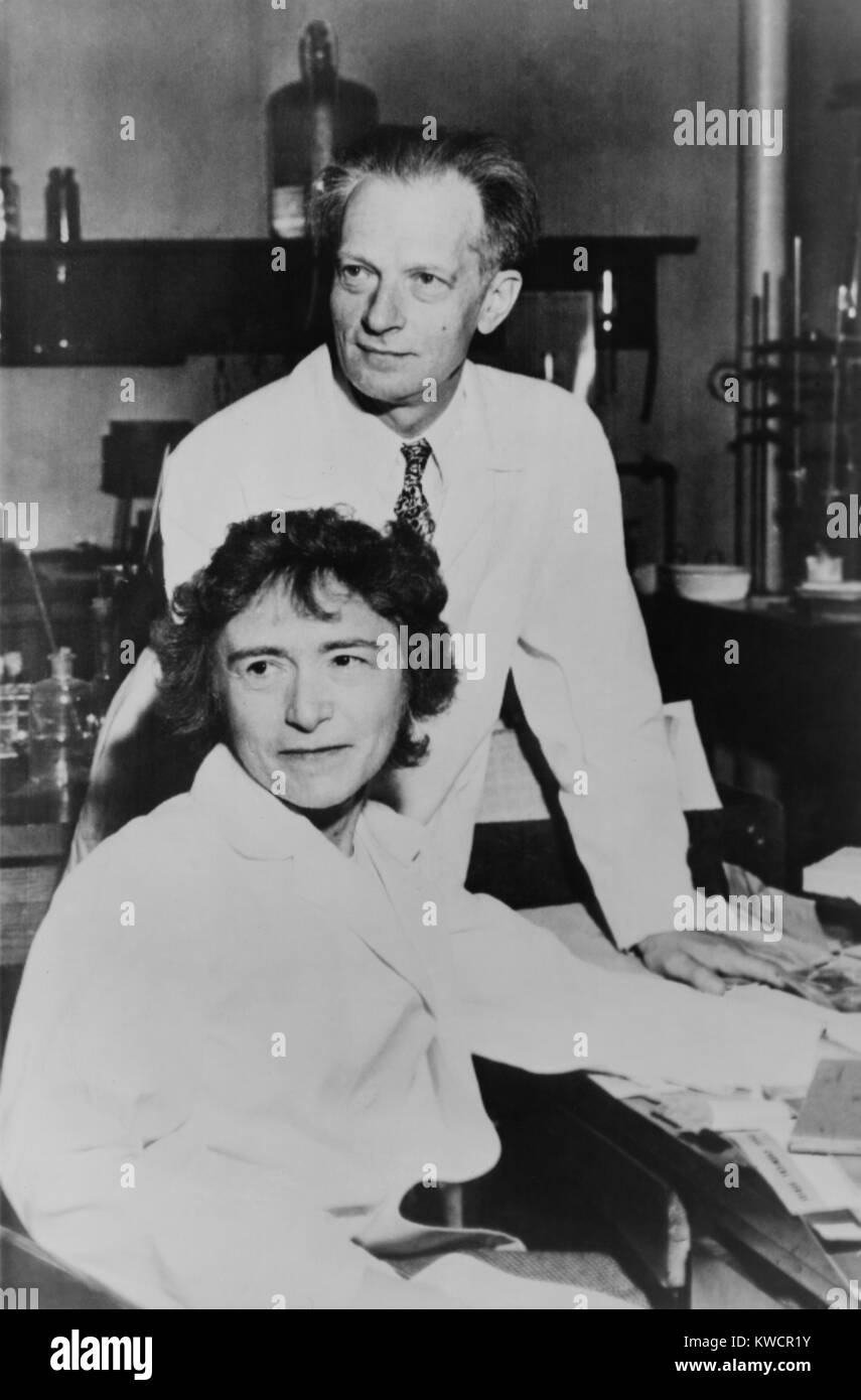 Le Dr Carl Cori et Dr Gerty Cori dans leur laboratoire de l'Université de Washington. Ils ont reçu la moitié des 1947 Prix Nobel de médecine et physiologie. - BSLOC  2015 (1 63) Banque D'Images