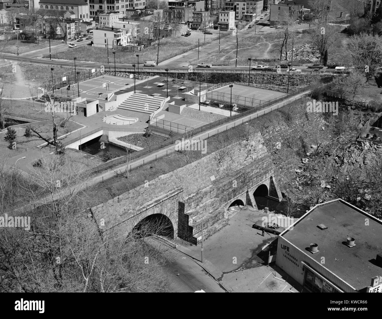 Yonkers, New York, ca. 1980. Vue aérienne Ancienne Croton Aqueduc était l'ouverture en 1842 du transport de l'eau du réservoir du nord de l'État de New York. Au vu de la rivière Mill Avenue ponceau enjambant Nepperhan. (BSLOC 2015 11 4) Banque D'Images