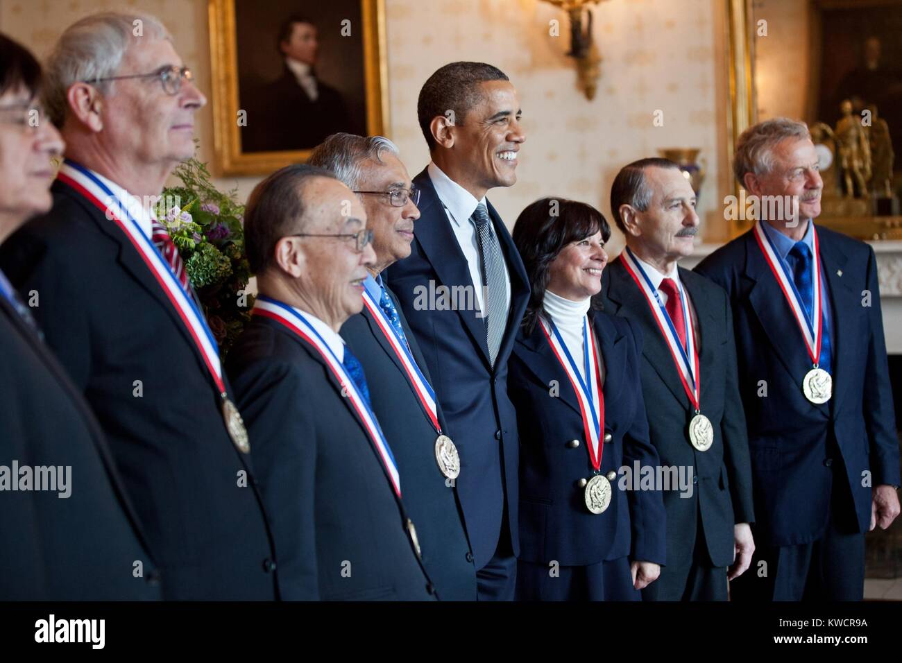 Le président Barack Obama se tient avec 2010 Médaille nationale de la science sociale. De gauche, sont : Le Dr Richard A. Tapia ; Dr Peter J. Stang ; Dr Shu Chien ; Dr Srinivasa S.R. Varadhan ; le président ; Dr Jacqueline K. Barton ; Dr Ralph L. Brinster, et M. Rudolf Jaenisch. Chambre bleue de la Maison Blanche, le 21 octobre 2011 (BSLOC 2015 3 133) Banque D'Images