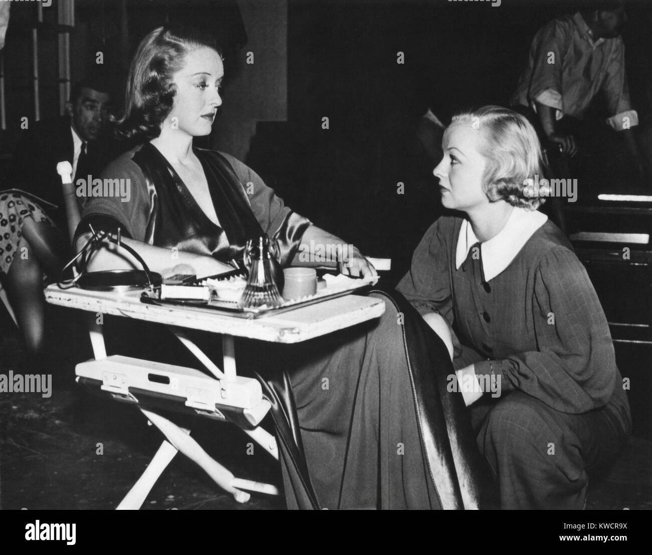 Betty Davis avec son stand-in Sally Sage sur l'ensemble de 'que certaines Femme'. La sauge a travaillé comme stand-in pour quatre ans, porte une ressemblance remarquable à Davis. Feb.10, 1938. - BSLOC  2014 (17 74) Banque D'Images