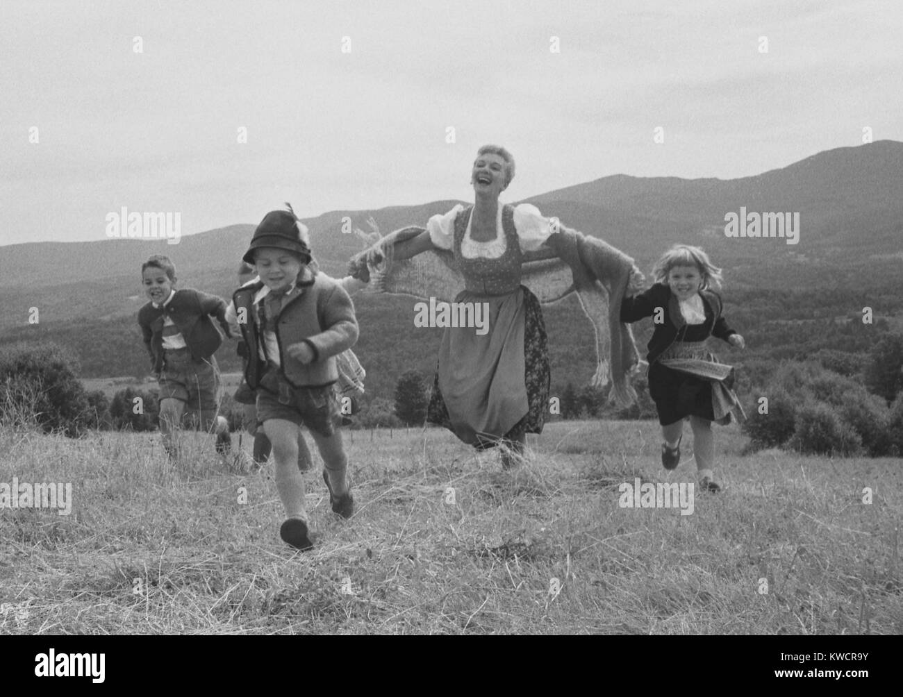Marie Martin avec les enfants en paysage de montagne. Martin a joué le rôle principal, Maria, dans la comédie musicale "The Sound of Music'. 1959 Photo de Toni Frissell. - BSLOC  2014 (17 75) Banque D'Images